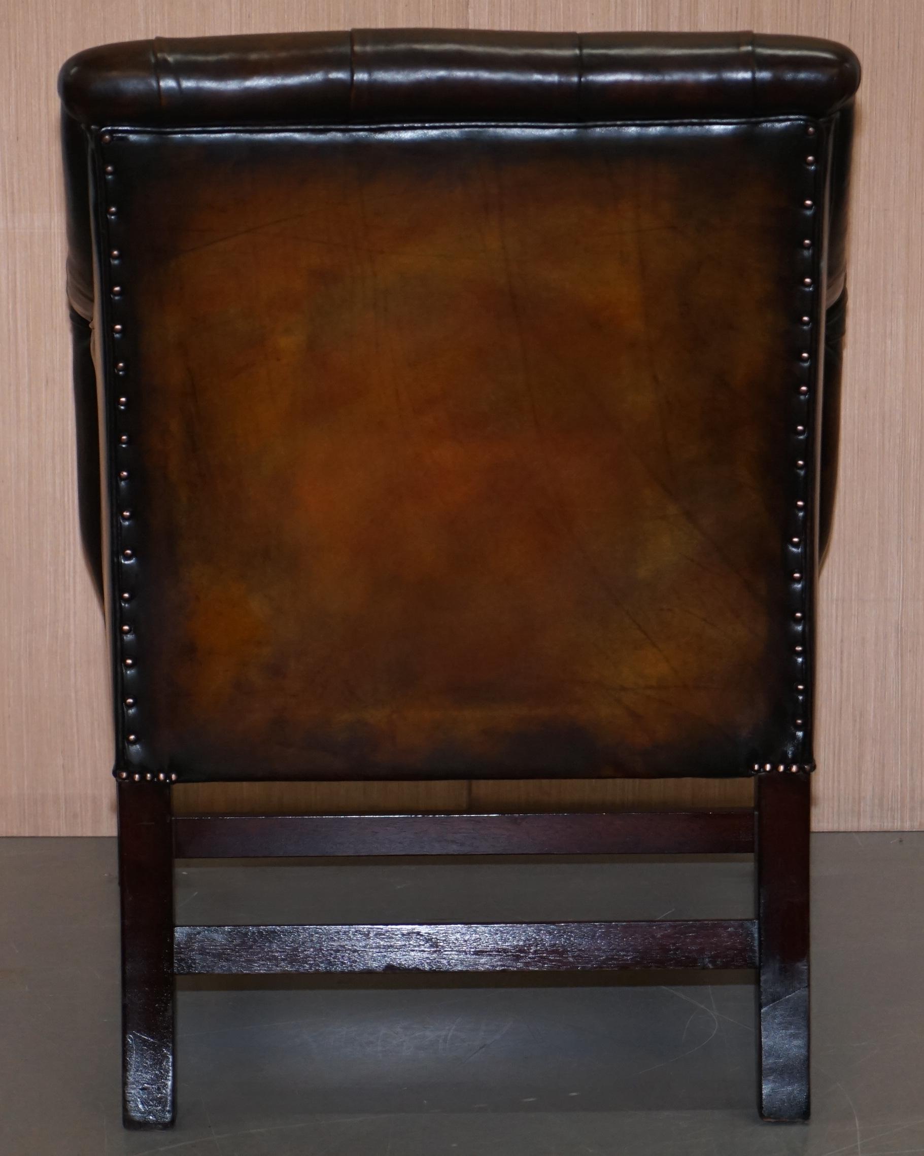 Ein Paar restaurierte braune Ledersessel von George Smith Schreibtisch im Angebot 2