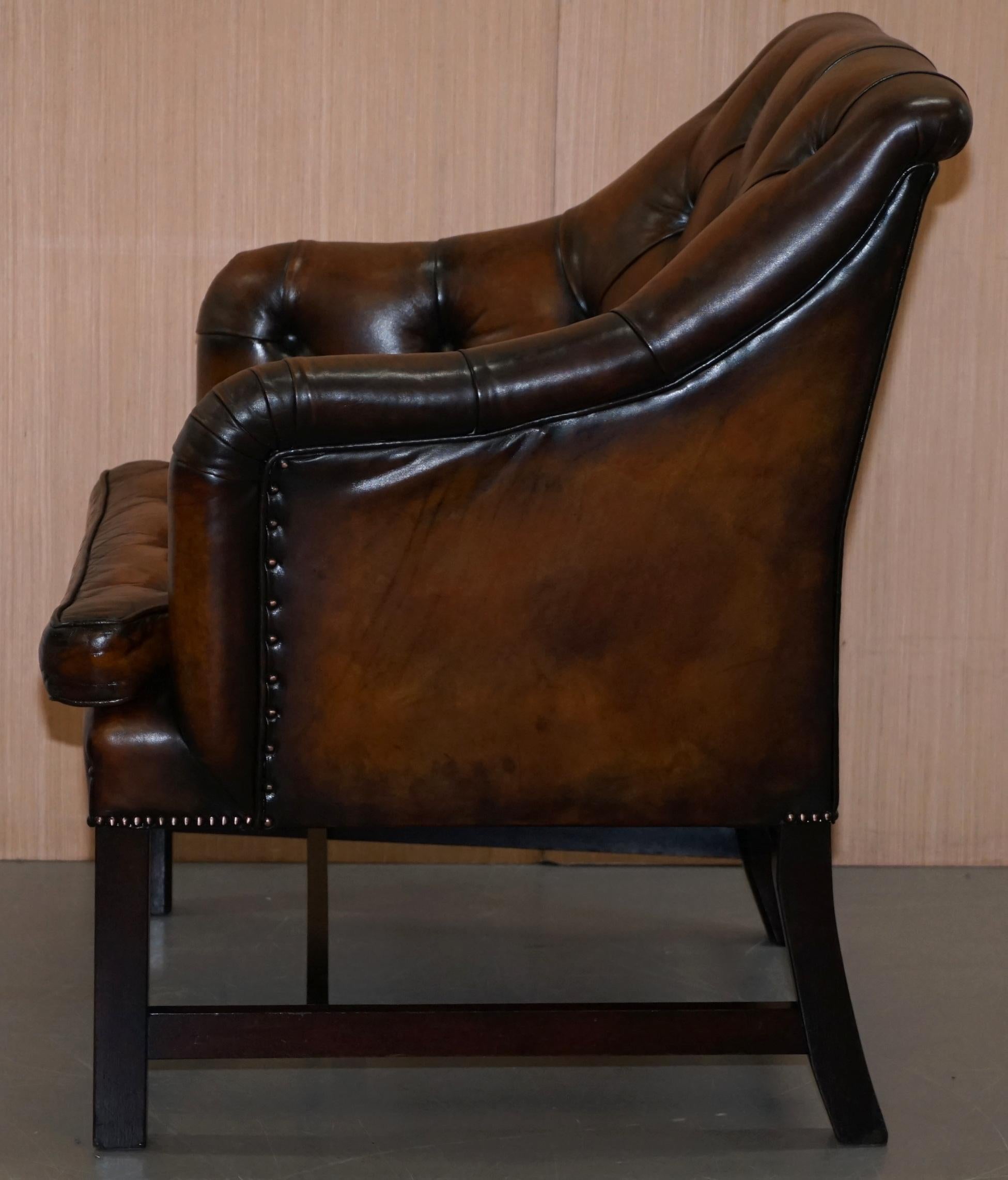 Paire de fauteuils d'appoint en cuir Brown restaurés George Smith Bureau en vente 1