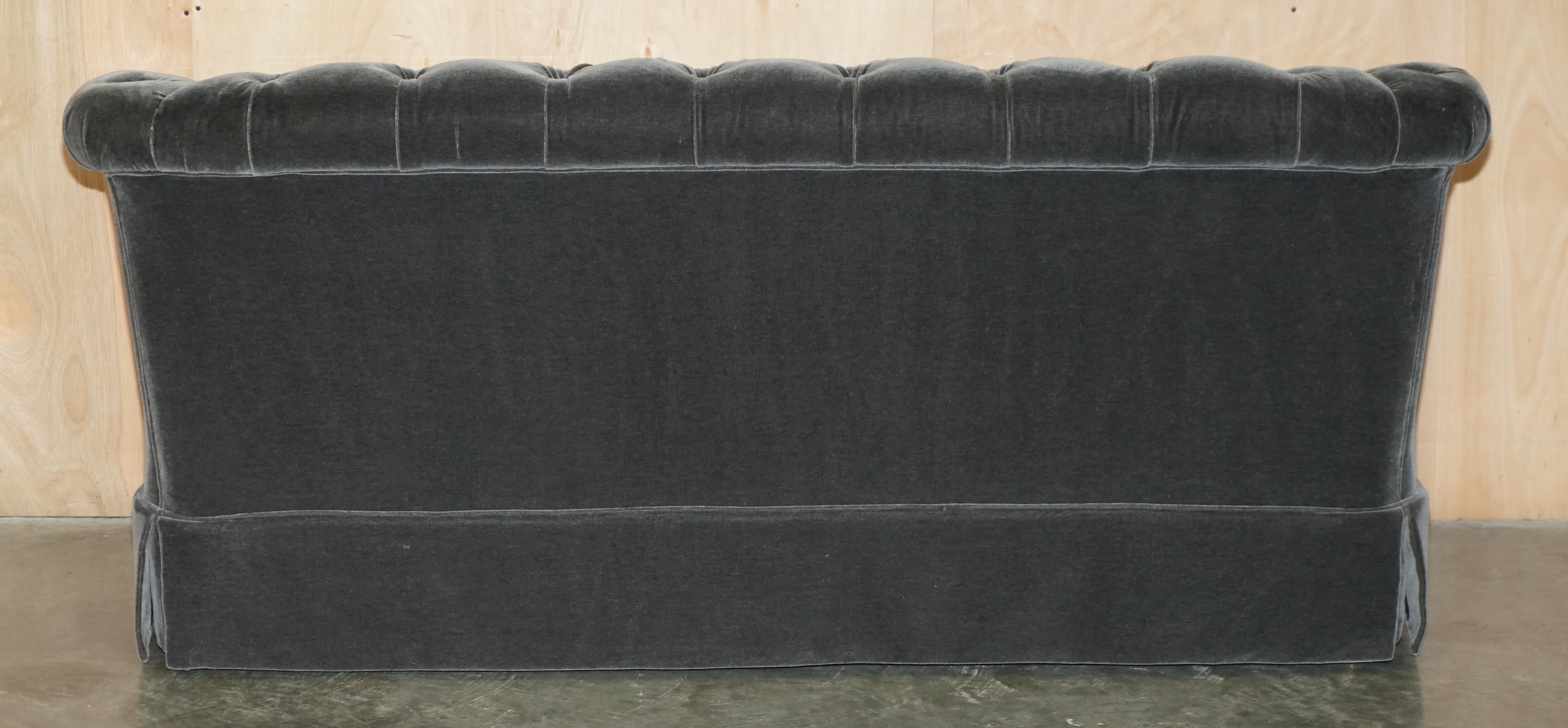 Pärchen GEORGE SMiTH SOMERVILLE CHESTERFIELD MOHAIR VELVET SOFAS im Angebot 4