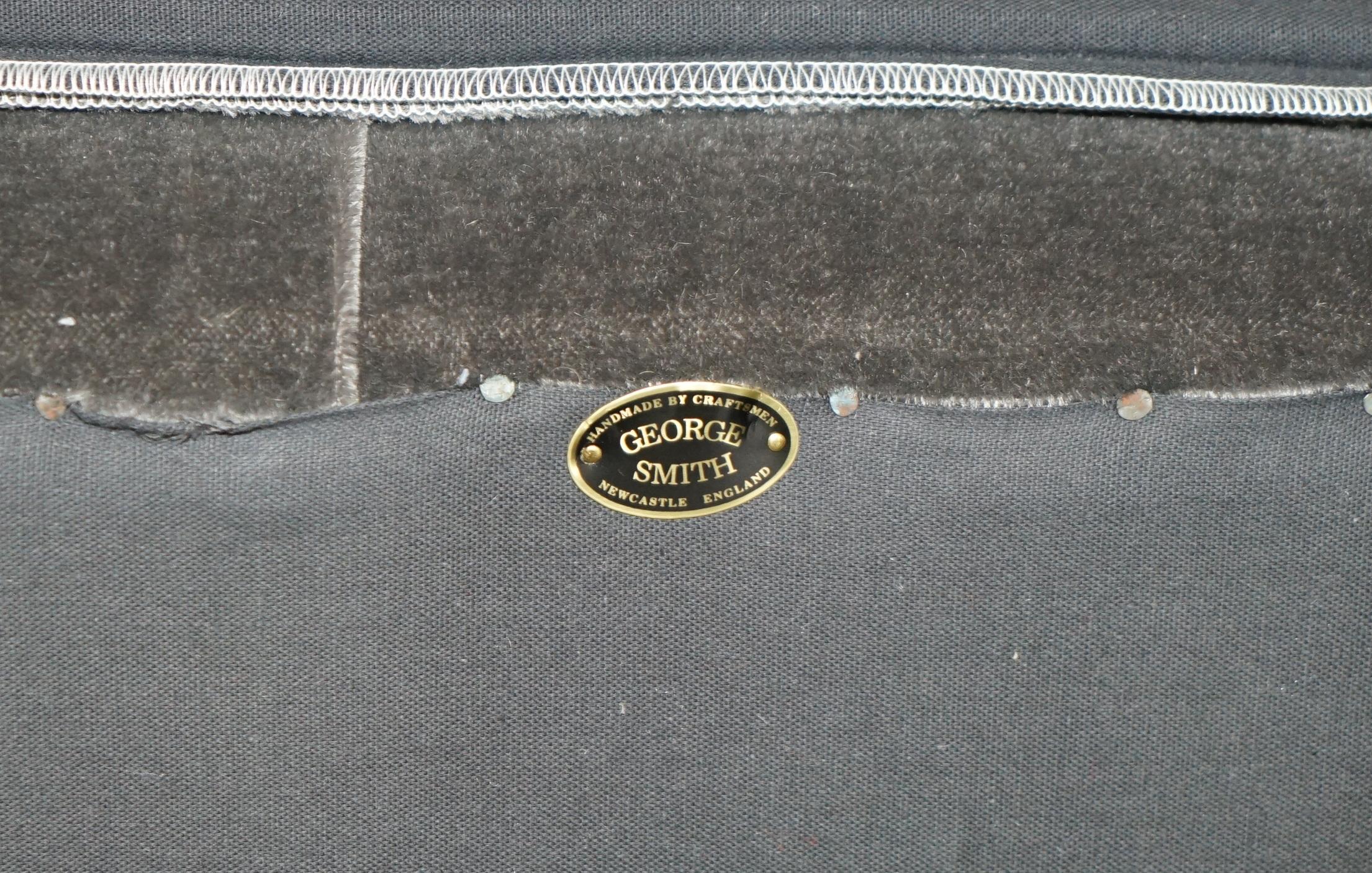 Pärchen GEORGE SMiTH SOMERVILLE CHESTERFIELD MOHAIR VELVET SOFAS im Angebot 6