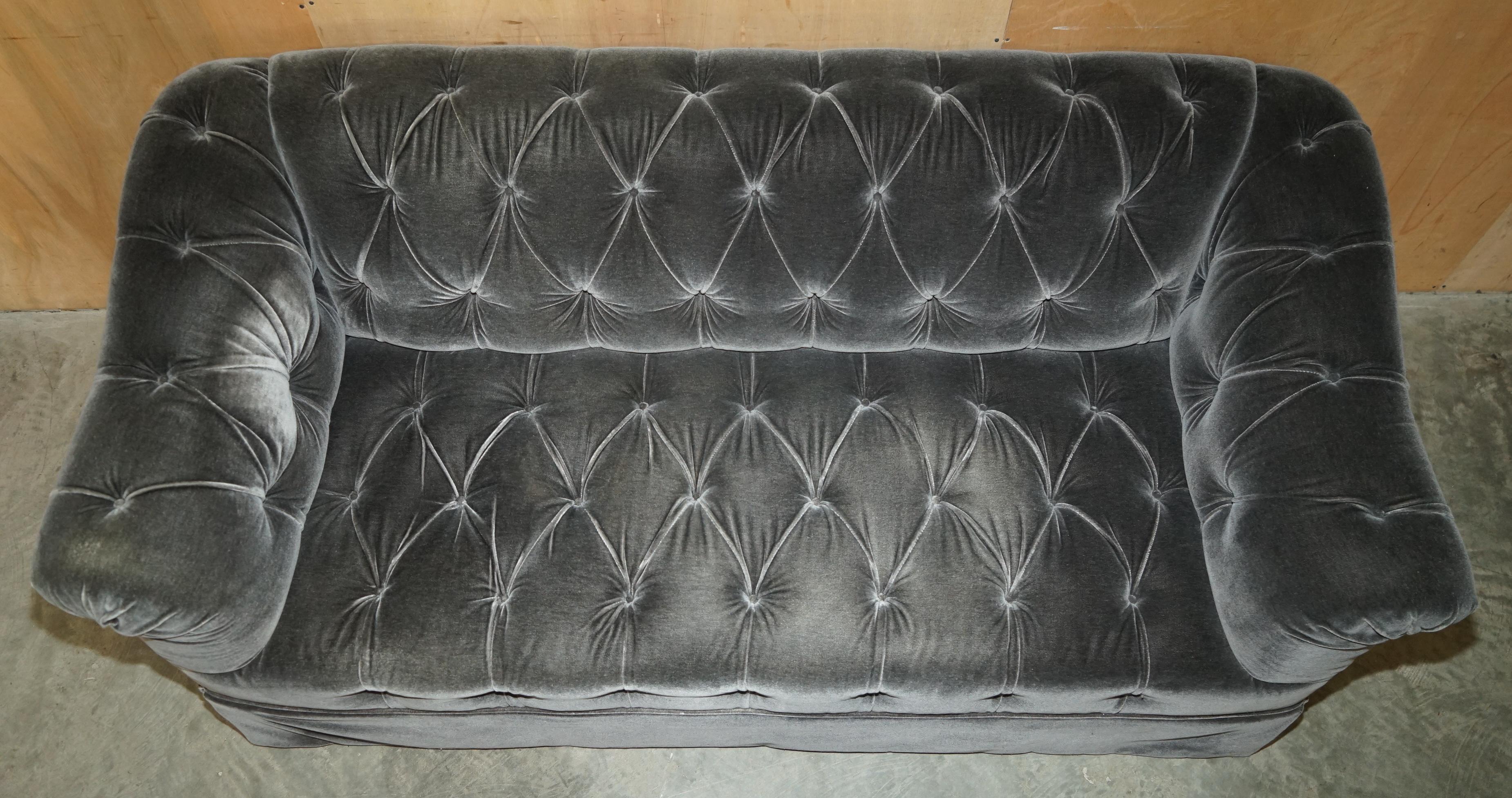 Pärchen GEORGE SMiTH SOMERVILLE CHESTERFIELD MOHAIR VELVET SOFAS im Angebot 11