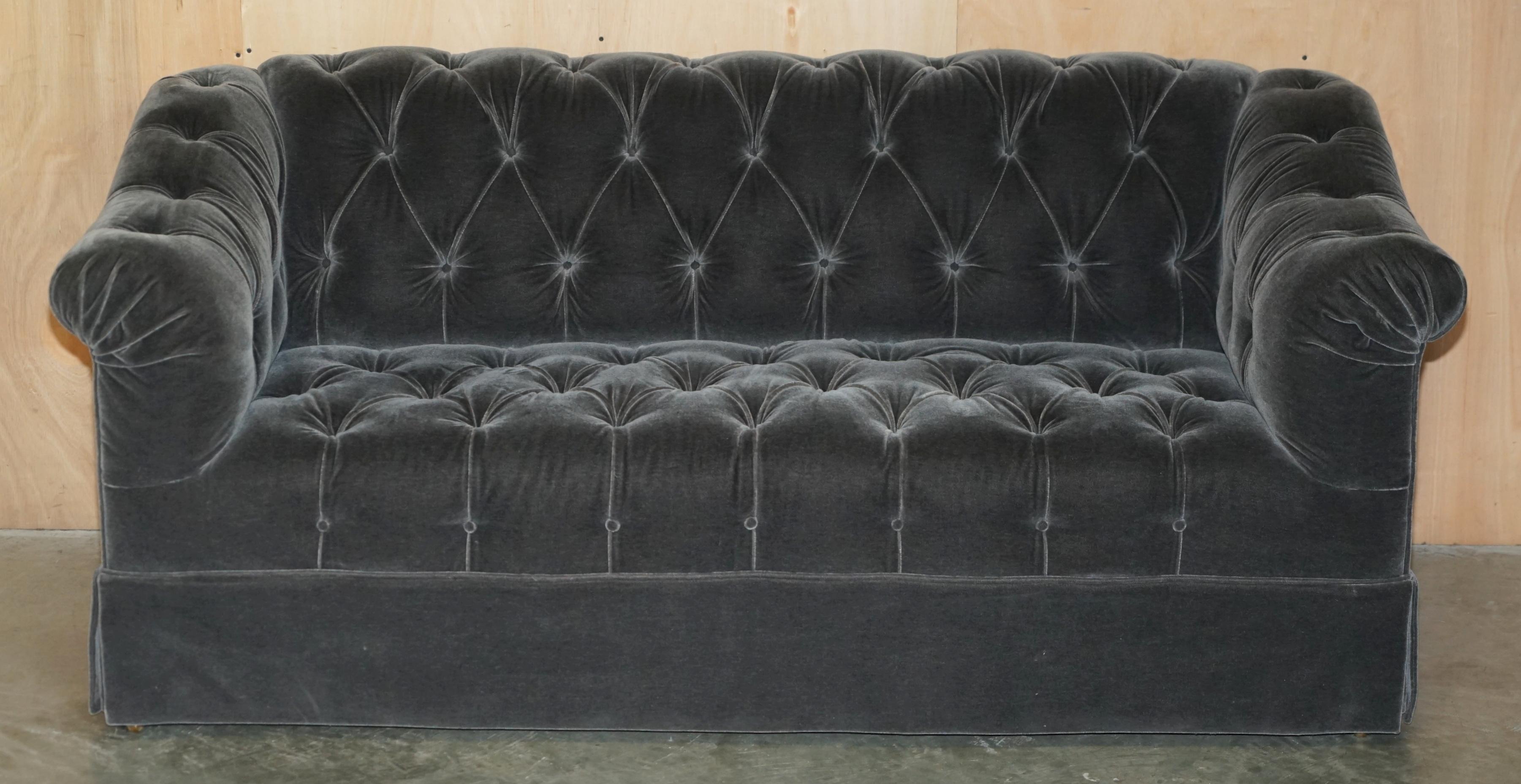Pärchen GEORGE SMiTH SOMERVILLE CHESTERFIELD MOHAIR VELVET SOFAS (Chesterfield) im Angebot