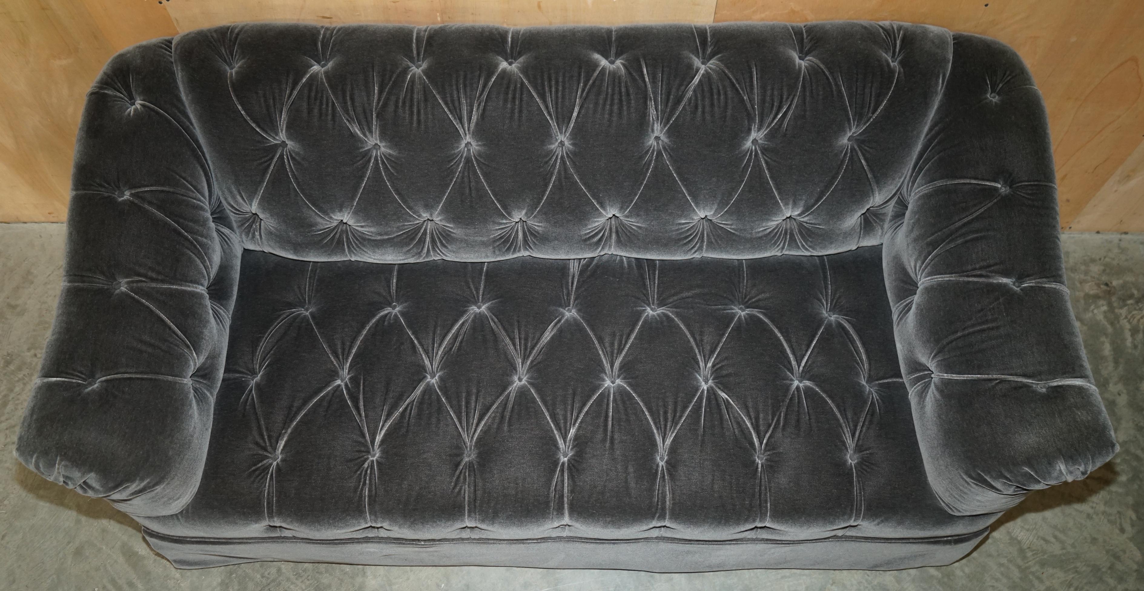 Pärchen GEORGE SMiTH SOMERVILLE CHESTERFIELD MOHAIR VELVET SOFAS im Zustand „Gut“ im Angebot in West Sussex, Pulborough