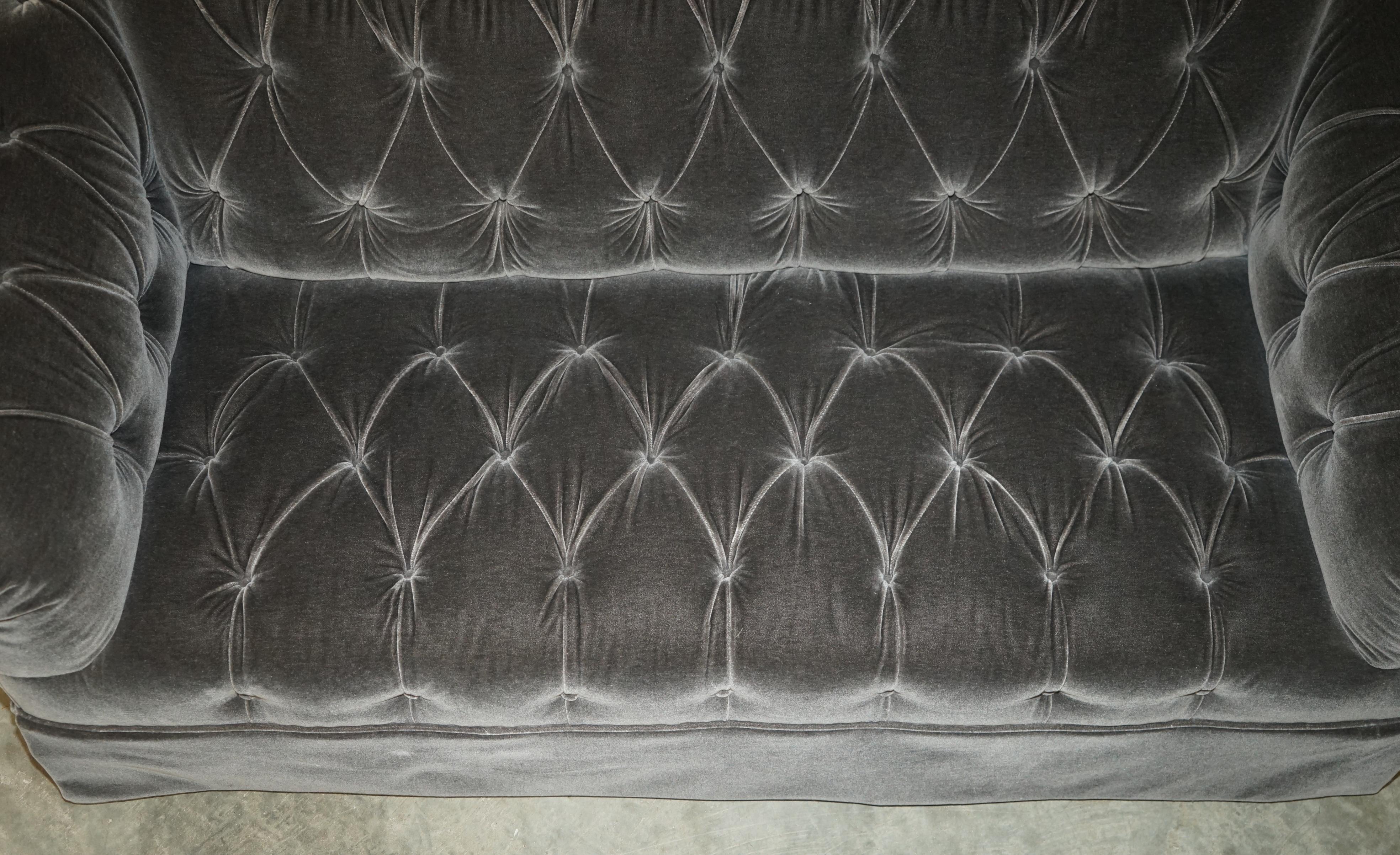 Pärchen GEORGE SMiTH SOMERVILLE CHESTERFIELD MOHAIR VELVET SOFAS (20. Jahrhundert) im Angebot