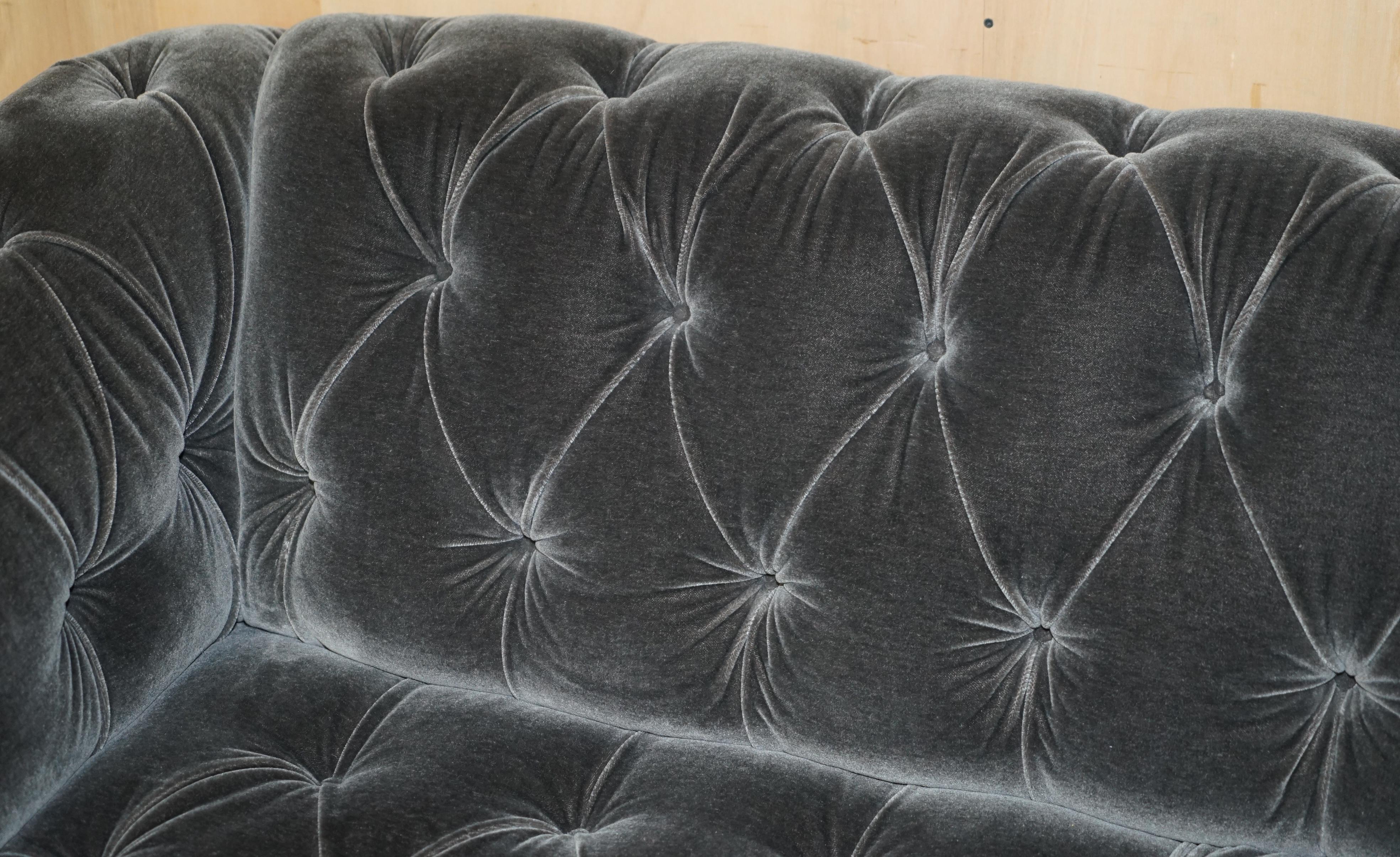 Pärchen GEORGE SMiTH SOMERVILLE CHESTERFIELD MOHAIR VELVET SOFAS (Samt) im Angebot