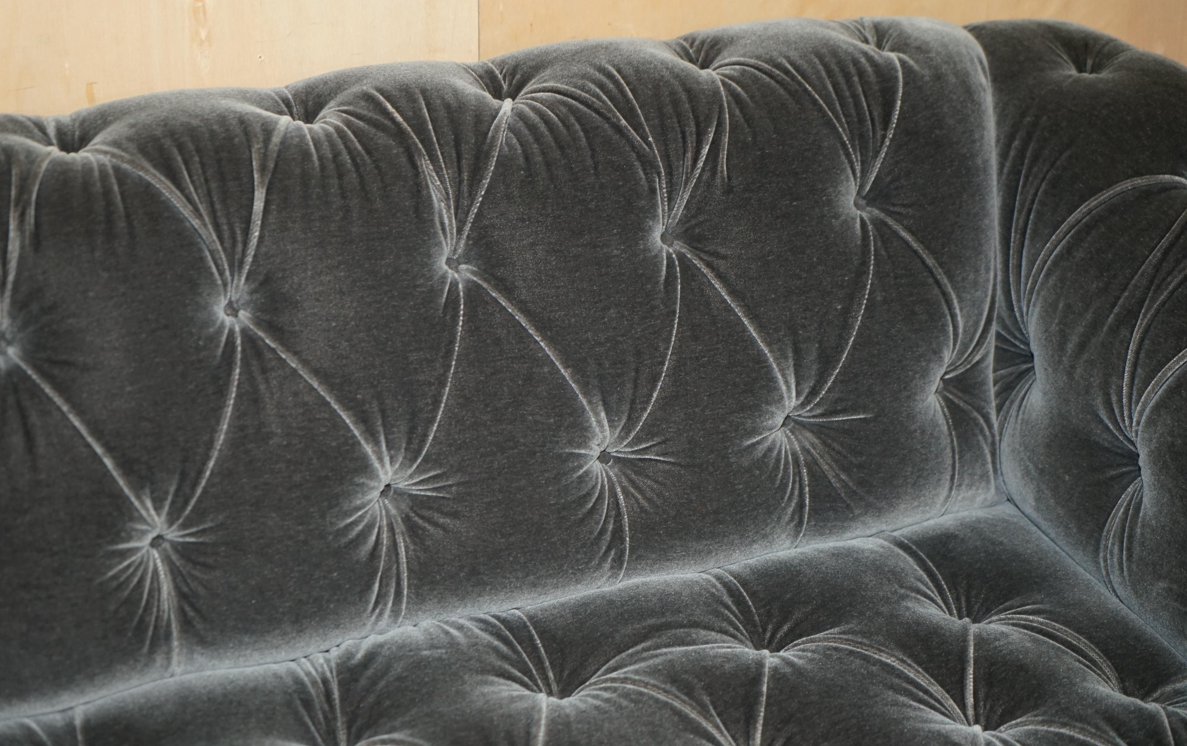Pärchen GEORGE SMiTH SOMERVILLE CHESTERFIELD MOHAIR VELVET SOFAS im Angebot 1