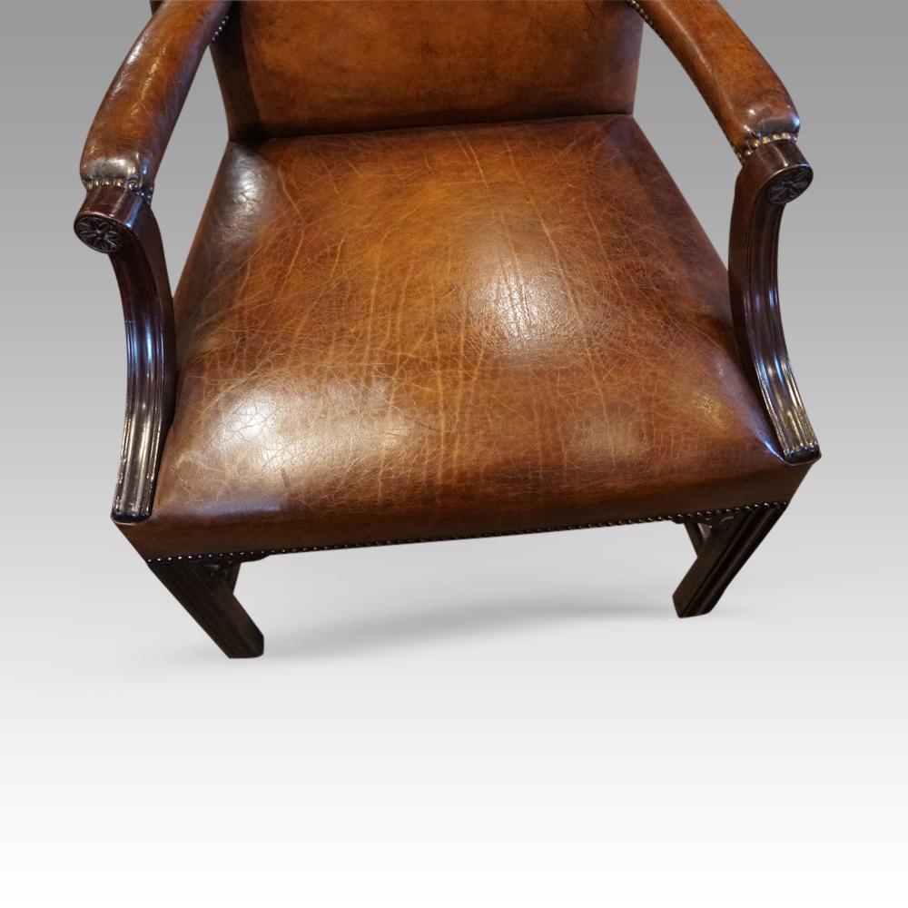 Early 20th Century Pair of George V mahogany Gainsborough chairs 