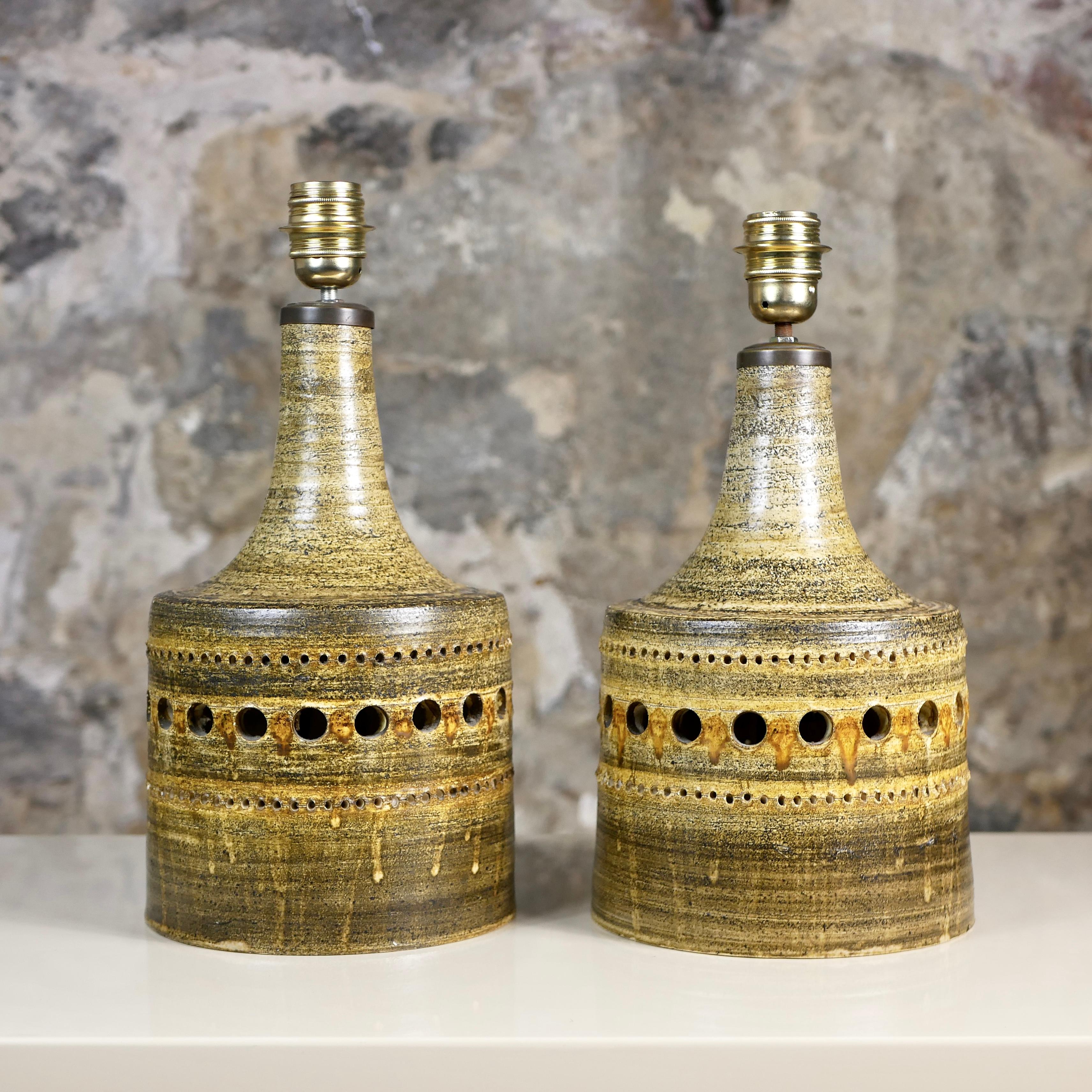 Rare pair of ceramic lamp with double lighting made by Georges Pelletier in his beginnings in Paris in the 1960s.

Shades of dark brown, beige and ochre yellow.
One bulb on top and one bulb inside.
Lampshades not included or to be discussed.
Very