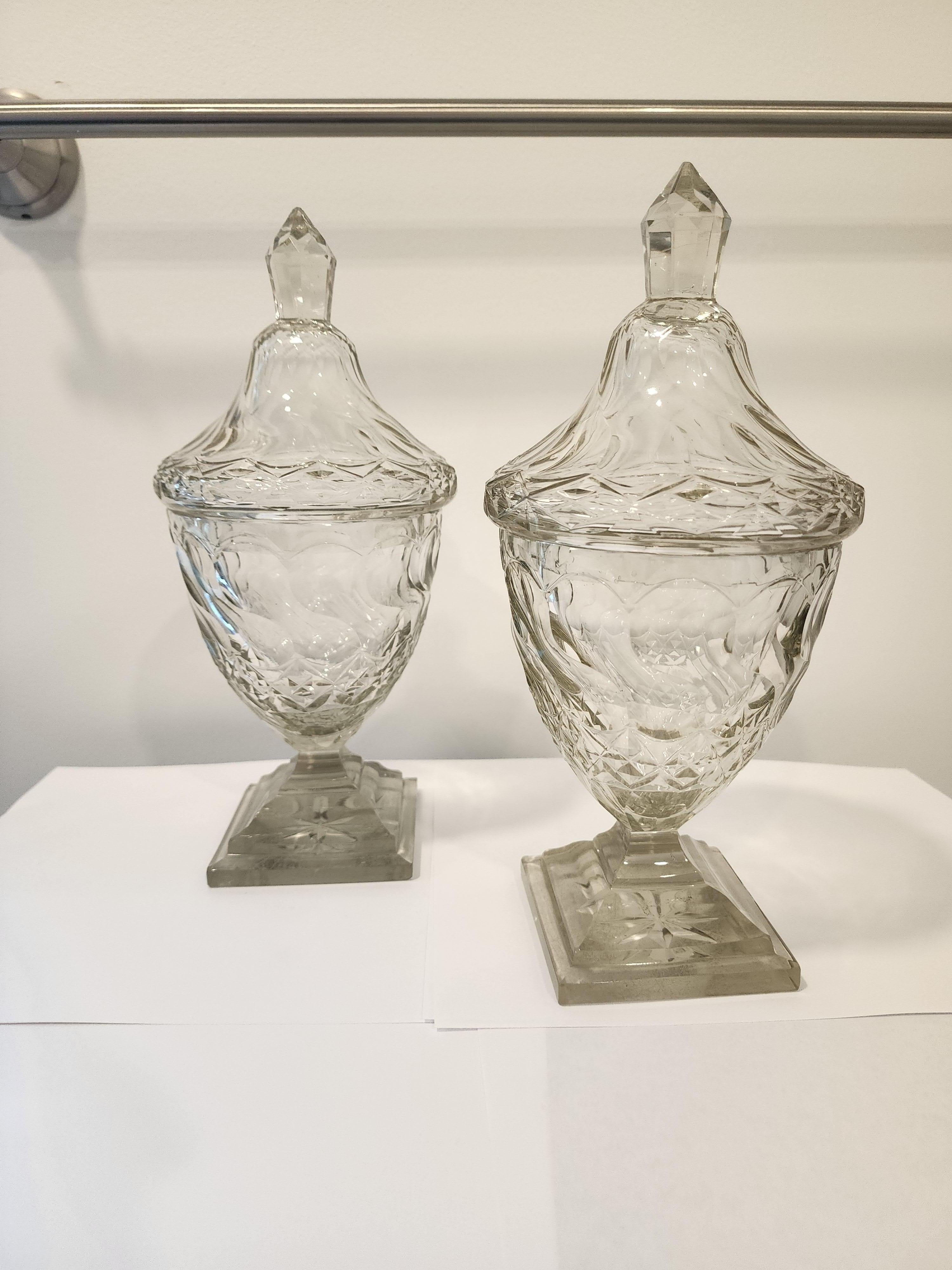 Pair of Georgian Anglo-Irish Cut Crystal Sweet Meat Covered Urns In Good Condition In Hudson, NY