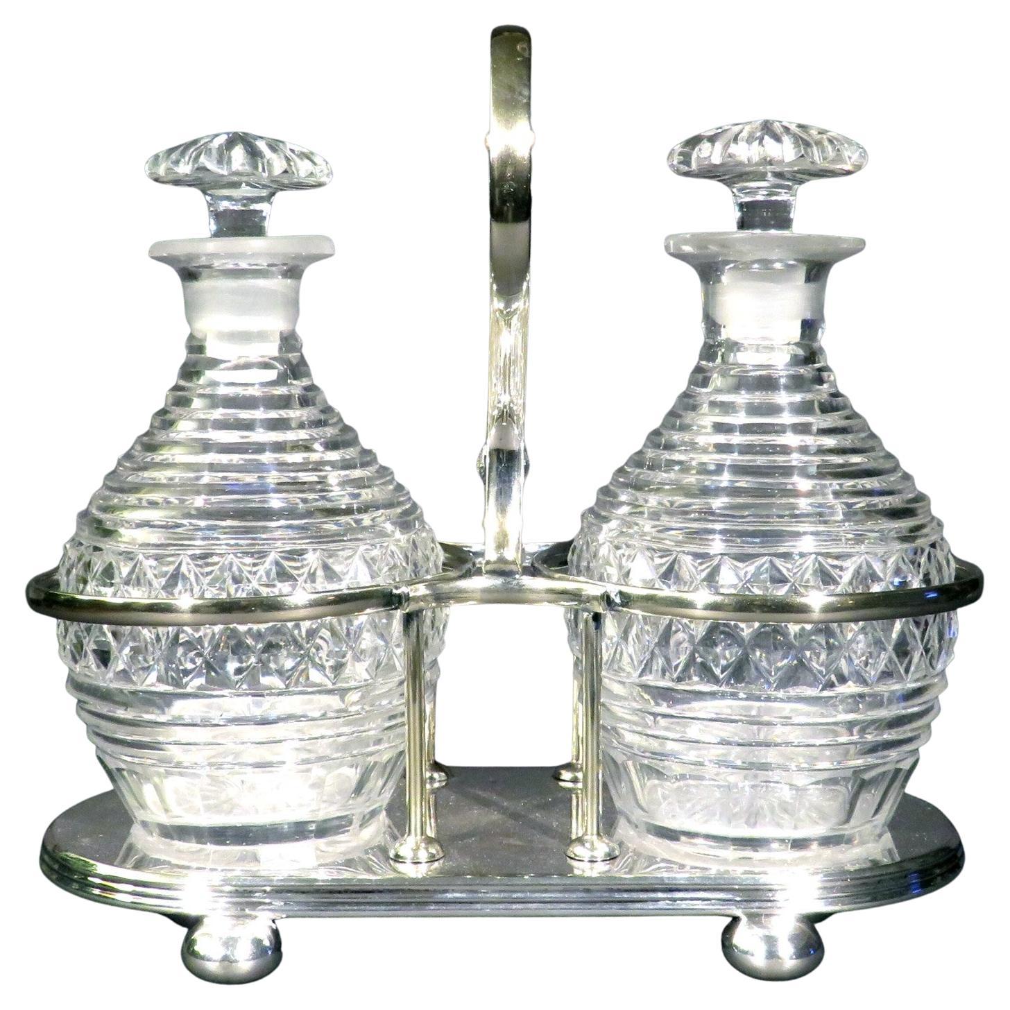 Paire de carafes à spiritueux en verre taillé anglo-irlandais de l'époque géorgienne et caddy en métal argenté
