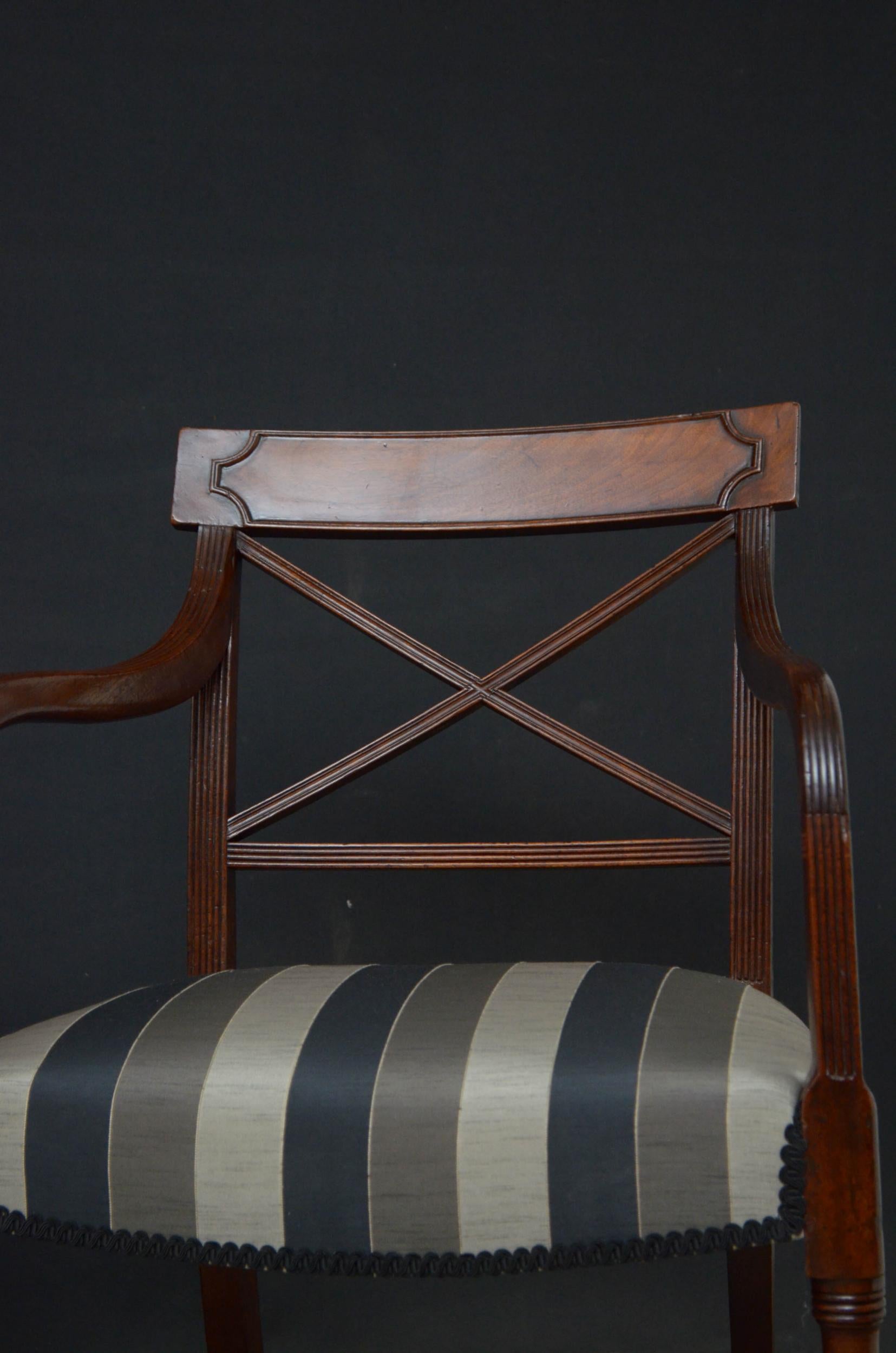 Pair of Georgian Carver Chairs in Mahogany In Good Condition In Whaley Bridge, GB