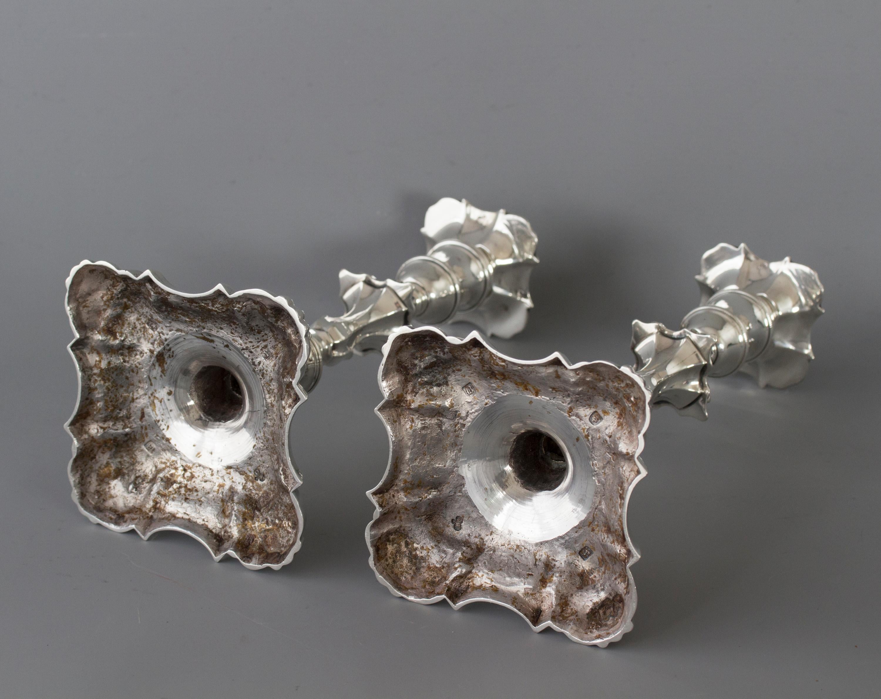 Pareja de candeleros georgianos de plata fundida, Londres 1757 por John Cafe en venta 8
