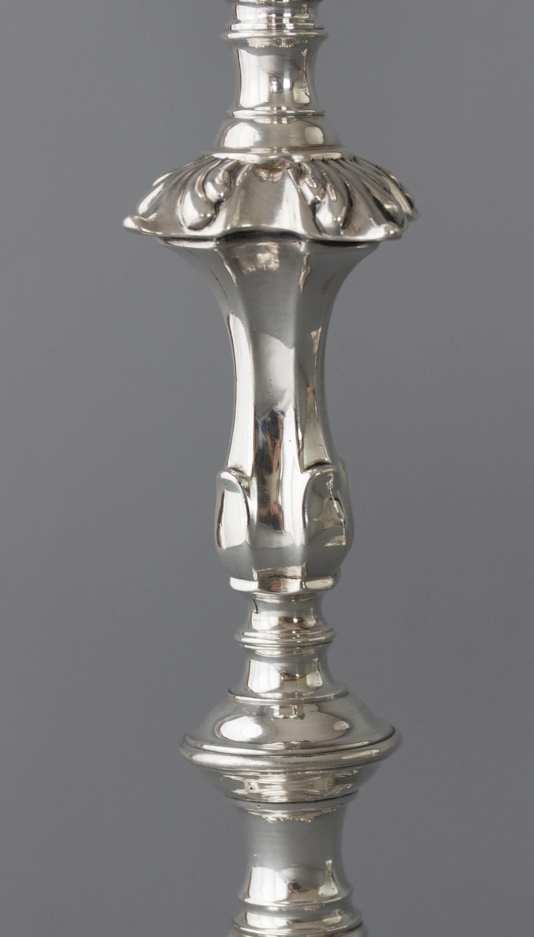 Milieu du XVIIIe siècle Paire de bougeoirs géorgiens en argent coulé, Londres 1757 par John Cafe en vente