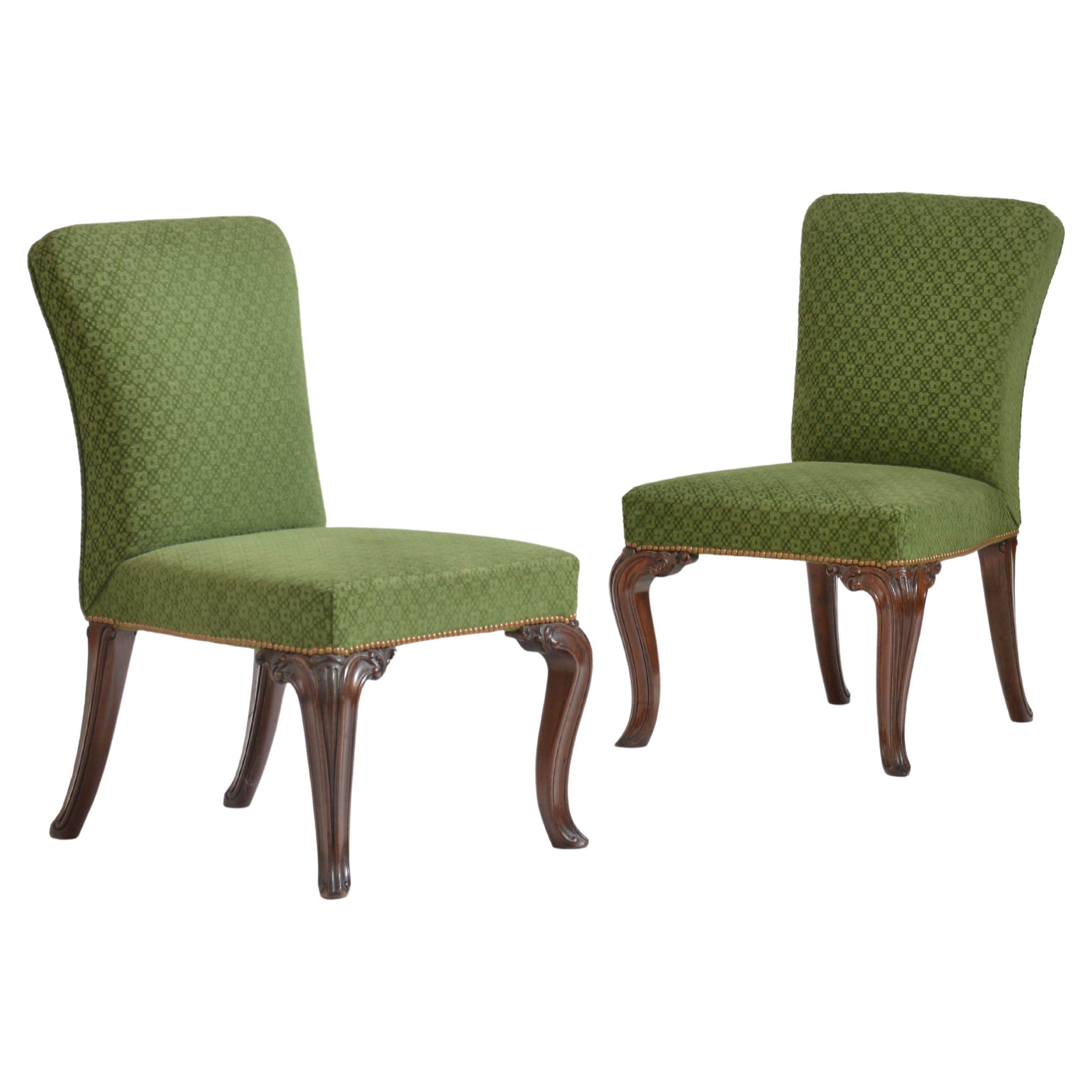 Pareja de sillas auxiliares georgianas Chippendale de caoba