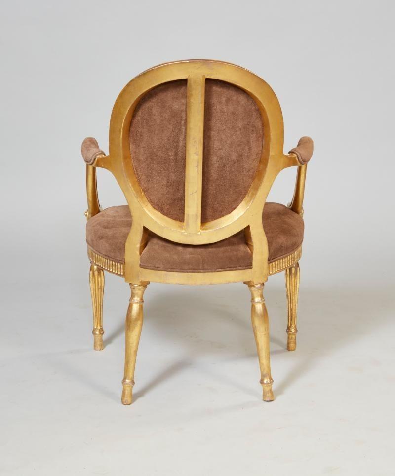 Fine paire de fauteuils en bois doré de George III, les dossiers ovales moulés sur des bras façonnés se terminant par des feuilles d'acanthe et des extrémités à volutes, sur un tablier cannelé, reposant sur des pieds tournés et cannelés, le tout en