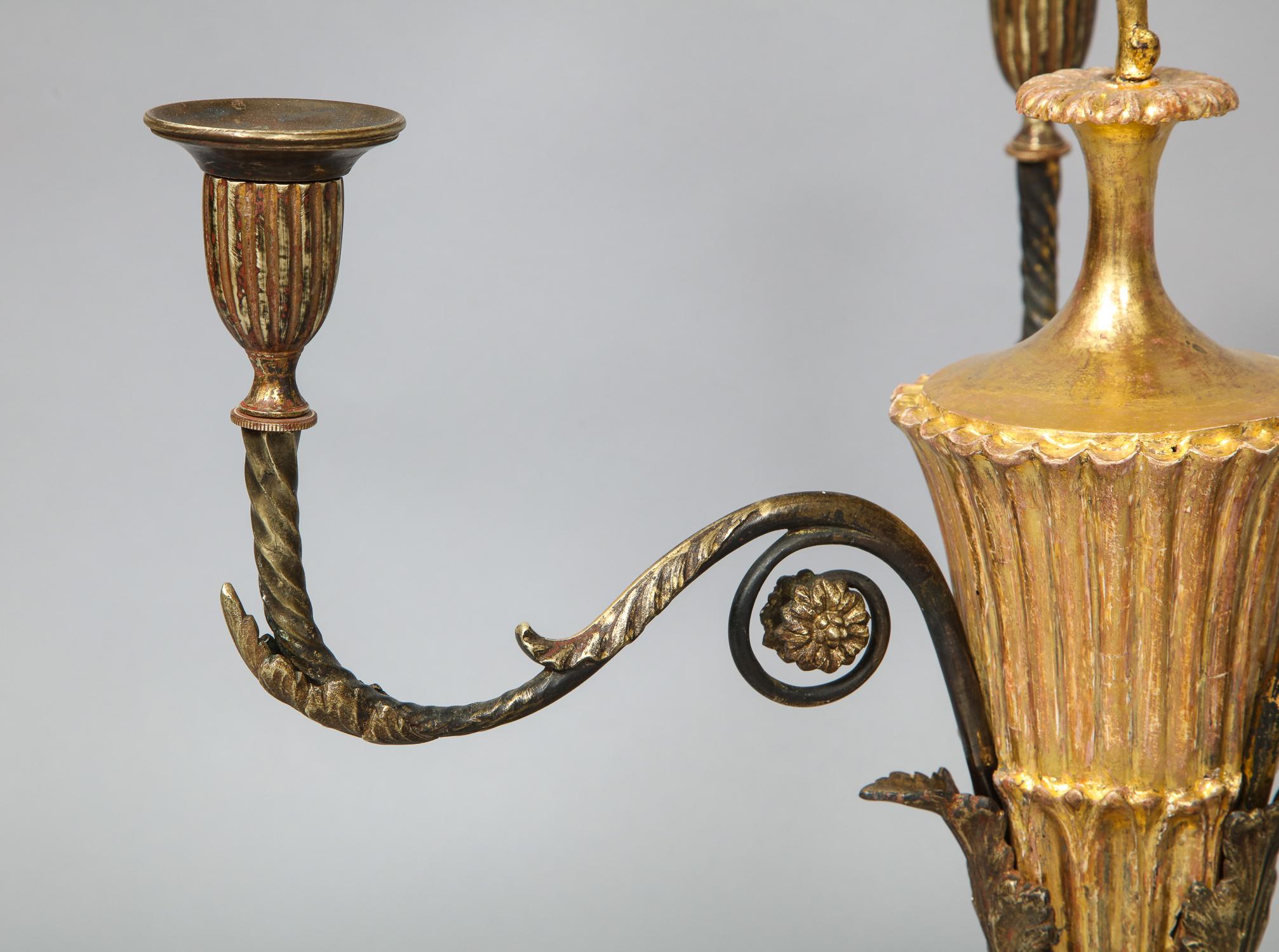 Coppia di candelabri in legno dorato georgiano in vendita 5