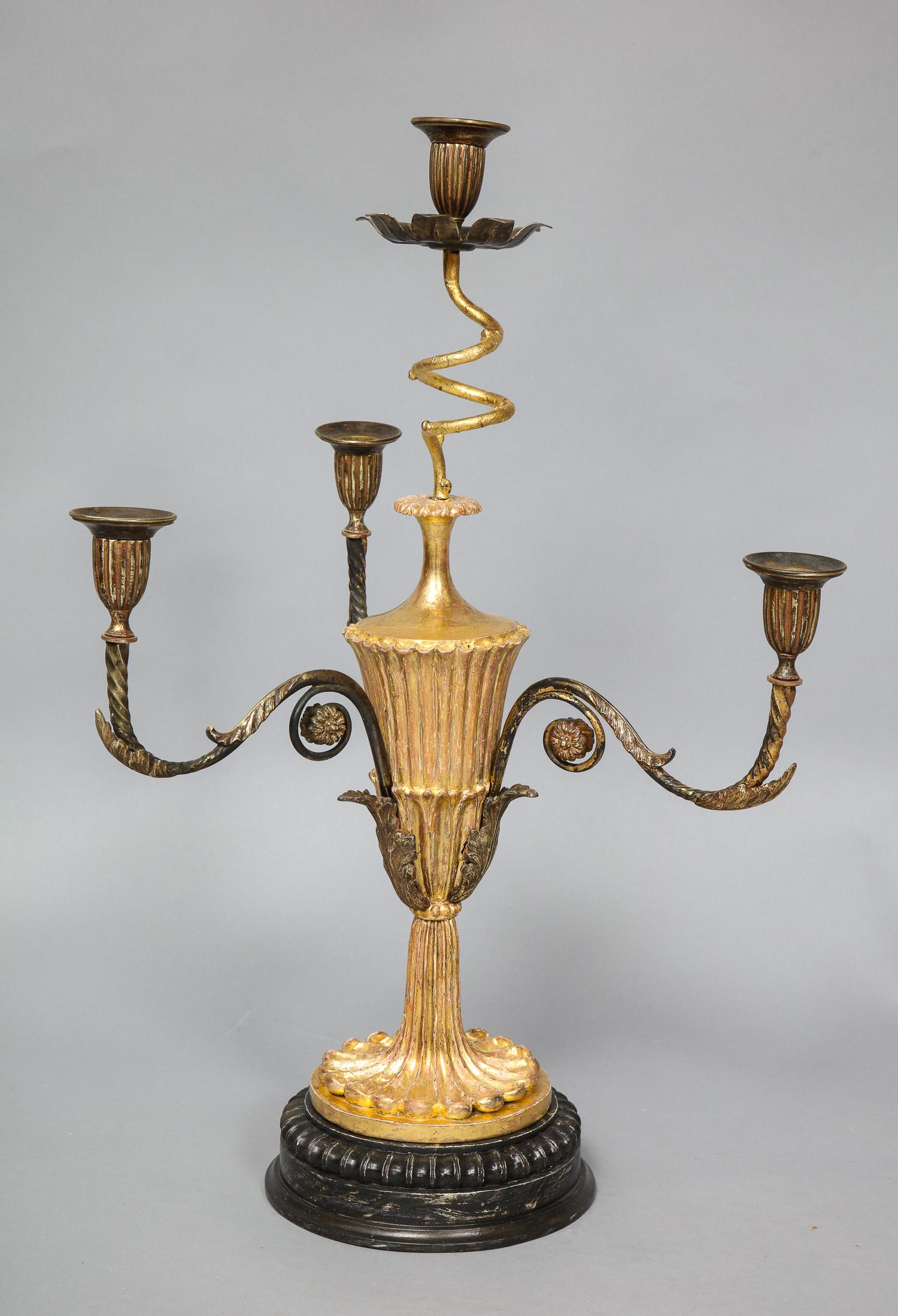 Coppia di candelabri in legno dorato georgiano in vendita 2