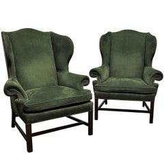 Paire de fauteuils géorgiens à dossier Wingback en daim vert
