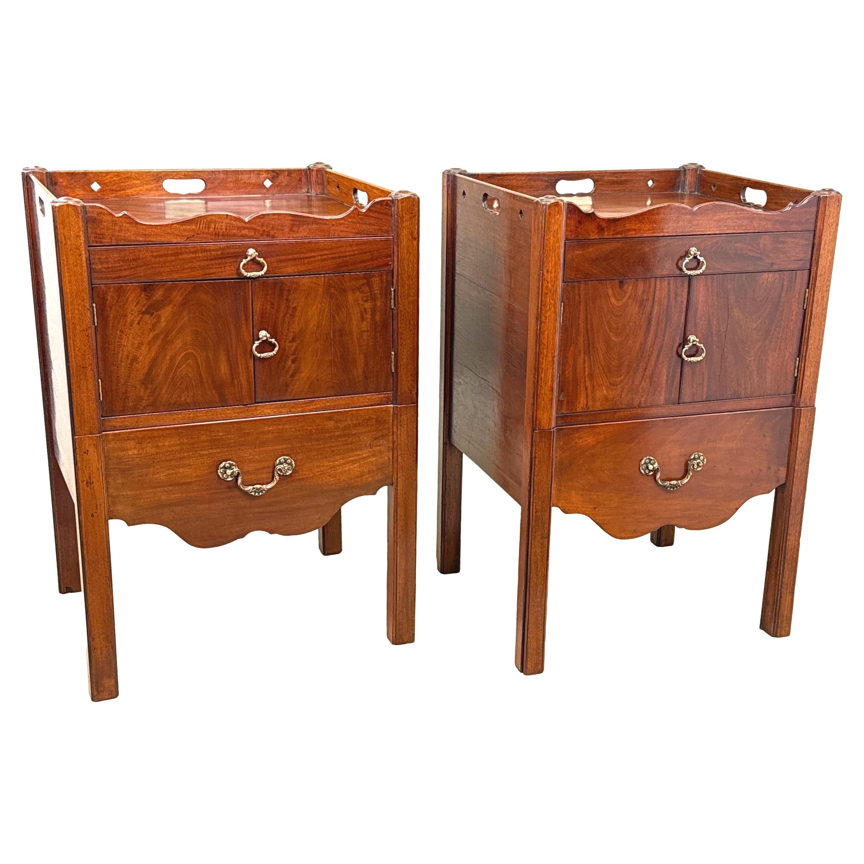 Coppia di comodini georgiani in mogano del XVIII secolo