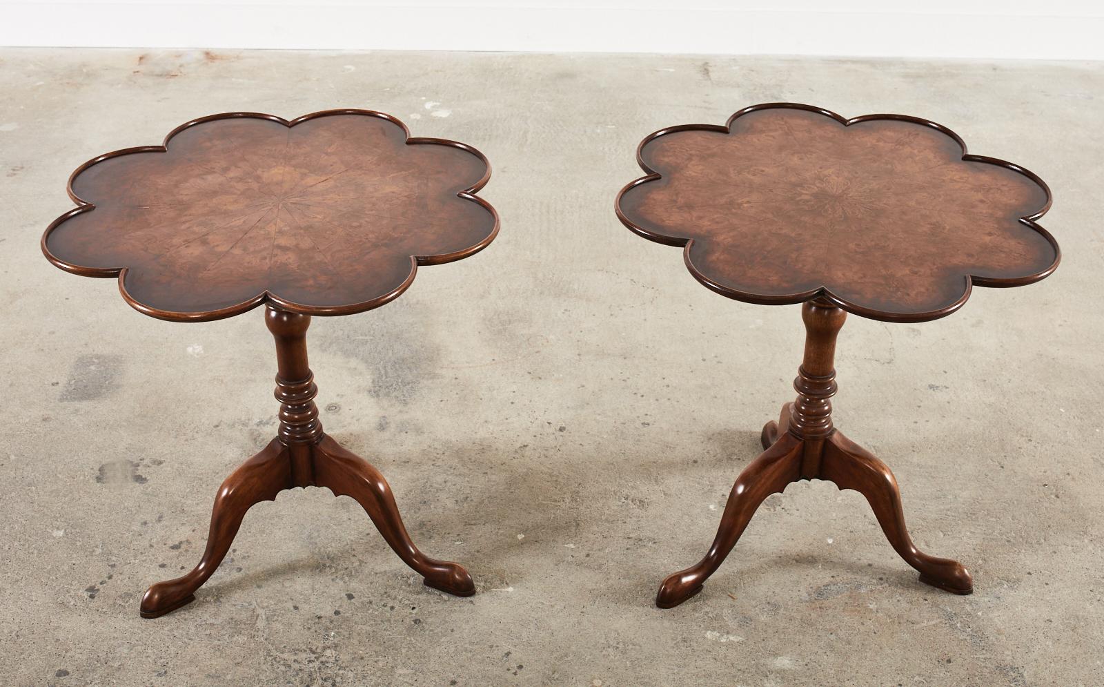 Pair of Georgian Mahogany Clover Leaf Shaped Tilt Top Tables In Good Condition For Sale In Rio Vista, CA