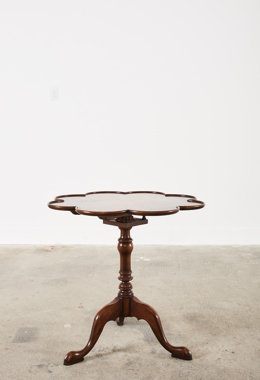 19th Century Pair of Georgian Mahogany Clover Leaf Shaped Tilt Top Tables For Sale