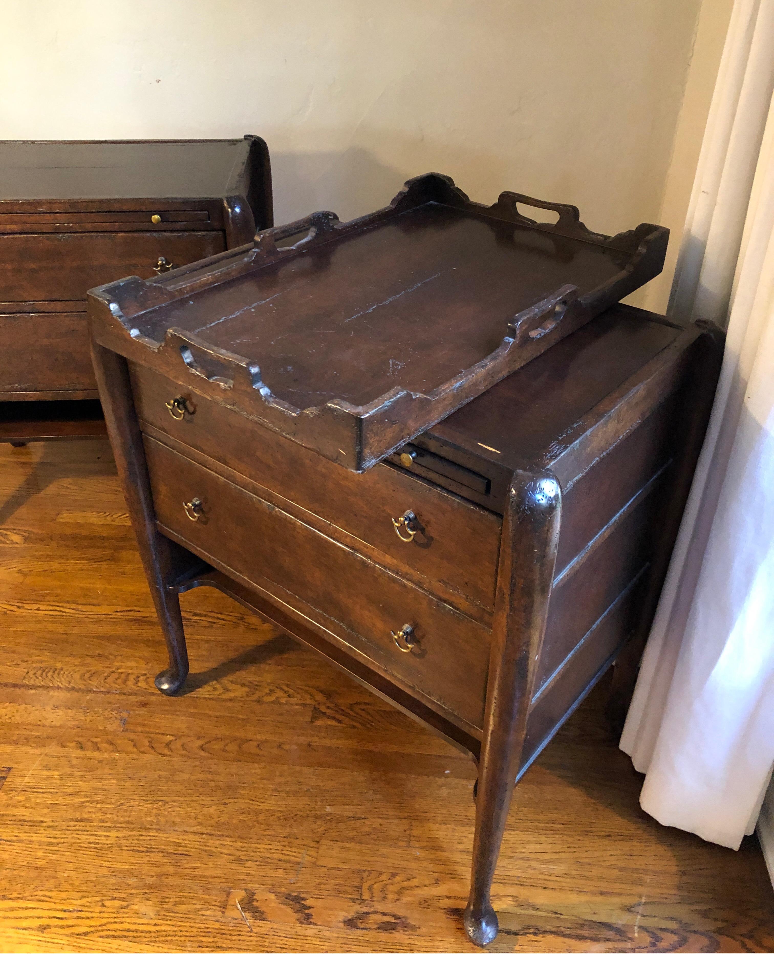 Pair of Georgian Period Walnut Tray Top Commodes/Bedside Tables In Good Condition In Los Angeles, CA