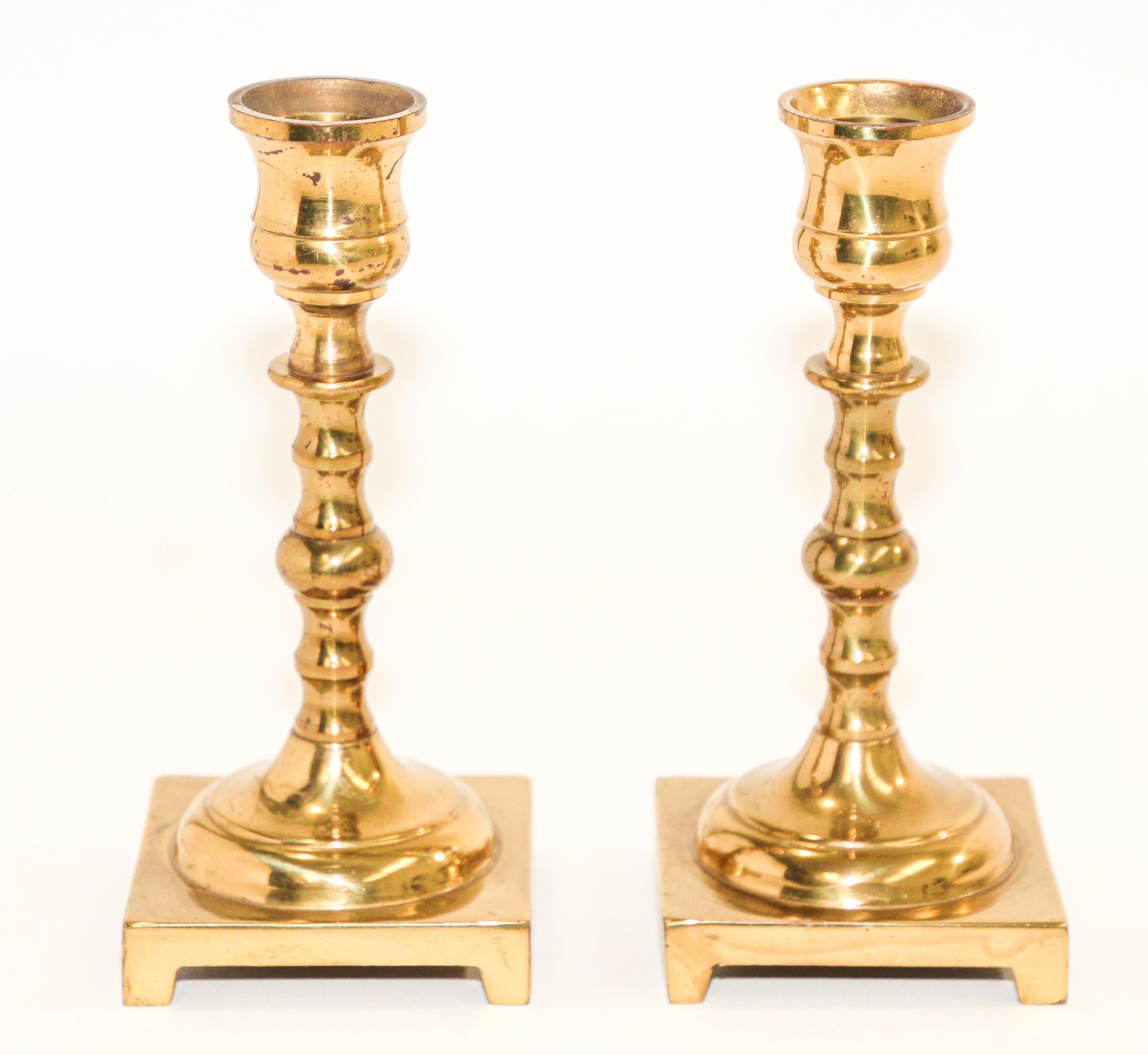 Pair of Georgian polished brass candlesticks, candle holder with square base.
Fine small pair of solid polished brass English candlesticks.
Polished by hand in our workshop. (We go through the laborious task of hand polishing because it does not