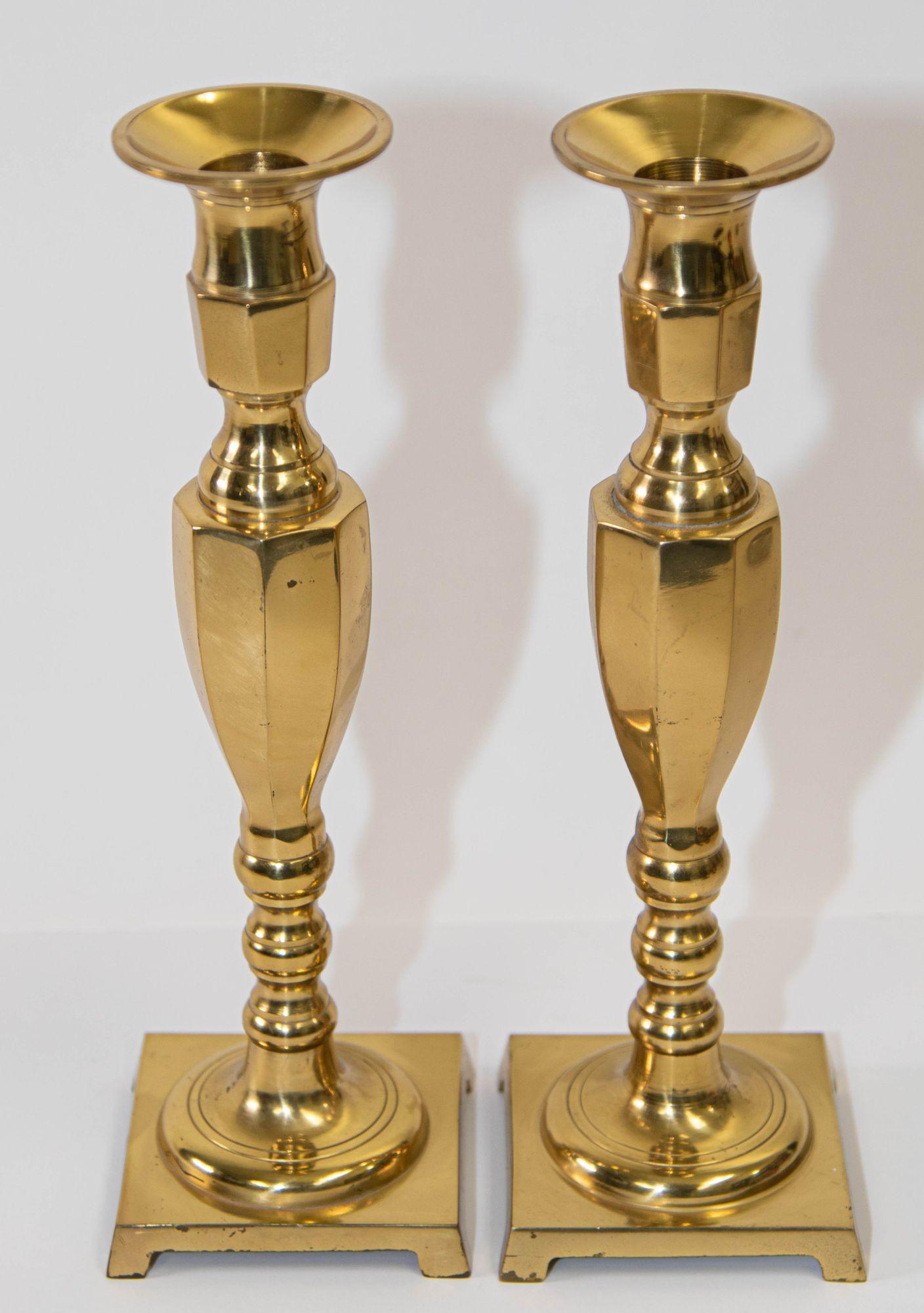 Pair of Georgian polished brass candlesticks, candle holder with square base.
Fine pair of solid polished brass English candlesticks.
Victorian candlesticks such as these were heirlooms, passed down from mother to daughter or
