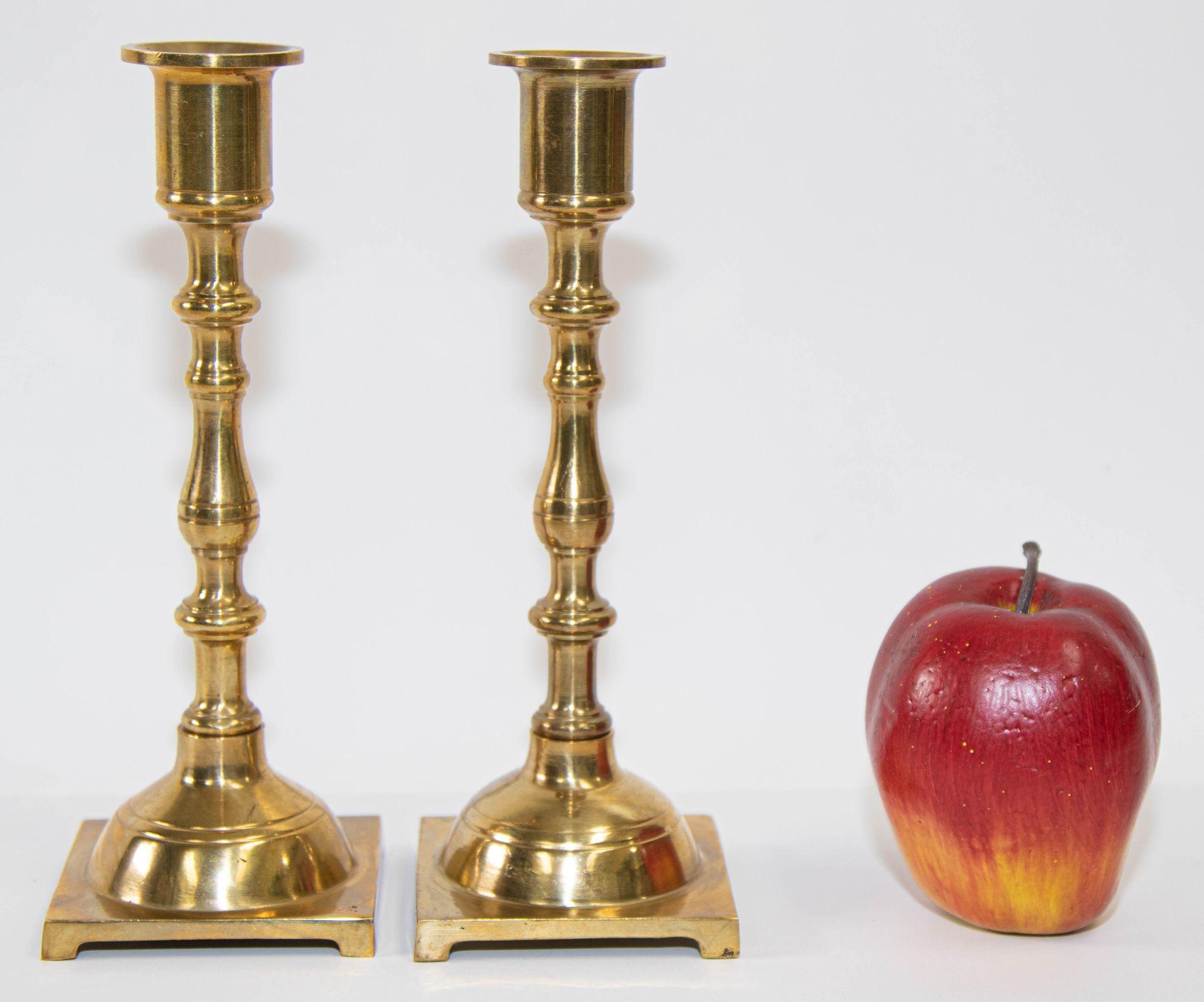Coppia di candelieri georgiani in ottone lucido con base quadrata in vendita 2