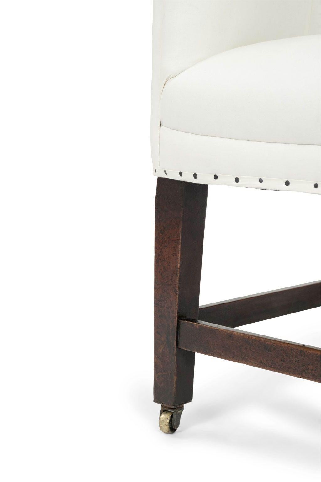 Paire de chaises à roulettes géorgiennes. Sculptée à la main dans de l'acajou et jointe vers 1775-1795 en Angleterre. Pieds carrés fuselés. Nouvelle couverture en coutil blanc. Vendus ensemble au prix de 7 600 $ pour la paire.