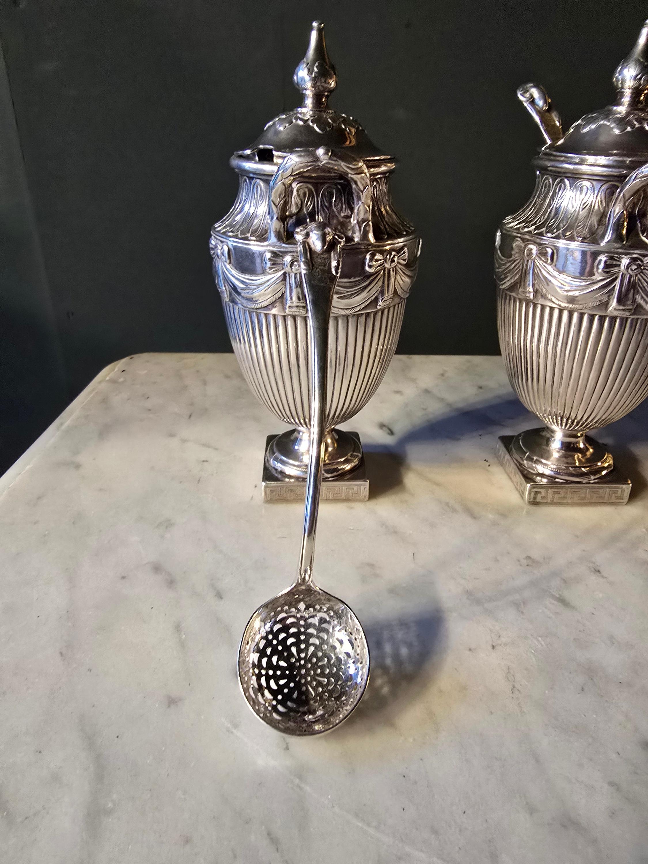 Coppia di portaconfetti georgiani in argento massiccio con cucchiaio in vendita 2