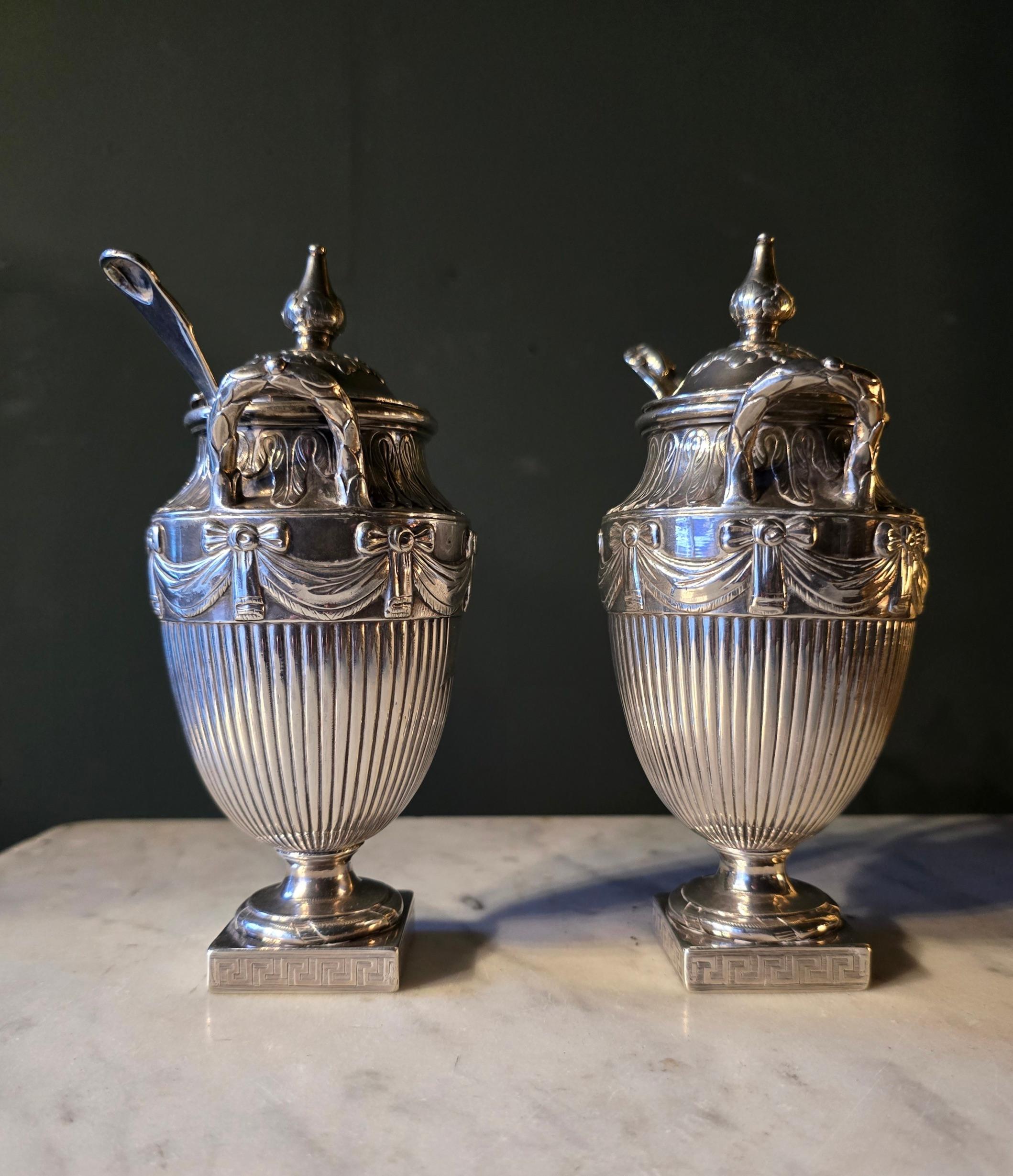 Coppia di portaconfetti georgiani in argento massiccio con cucchiaio in vendita 3