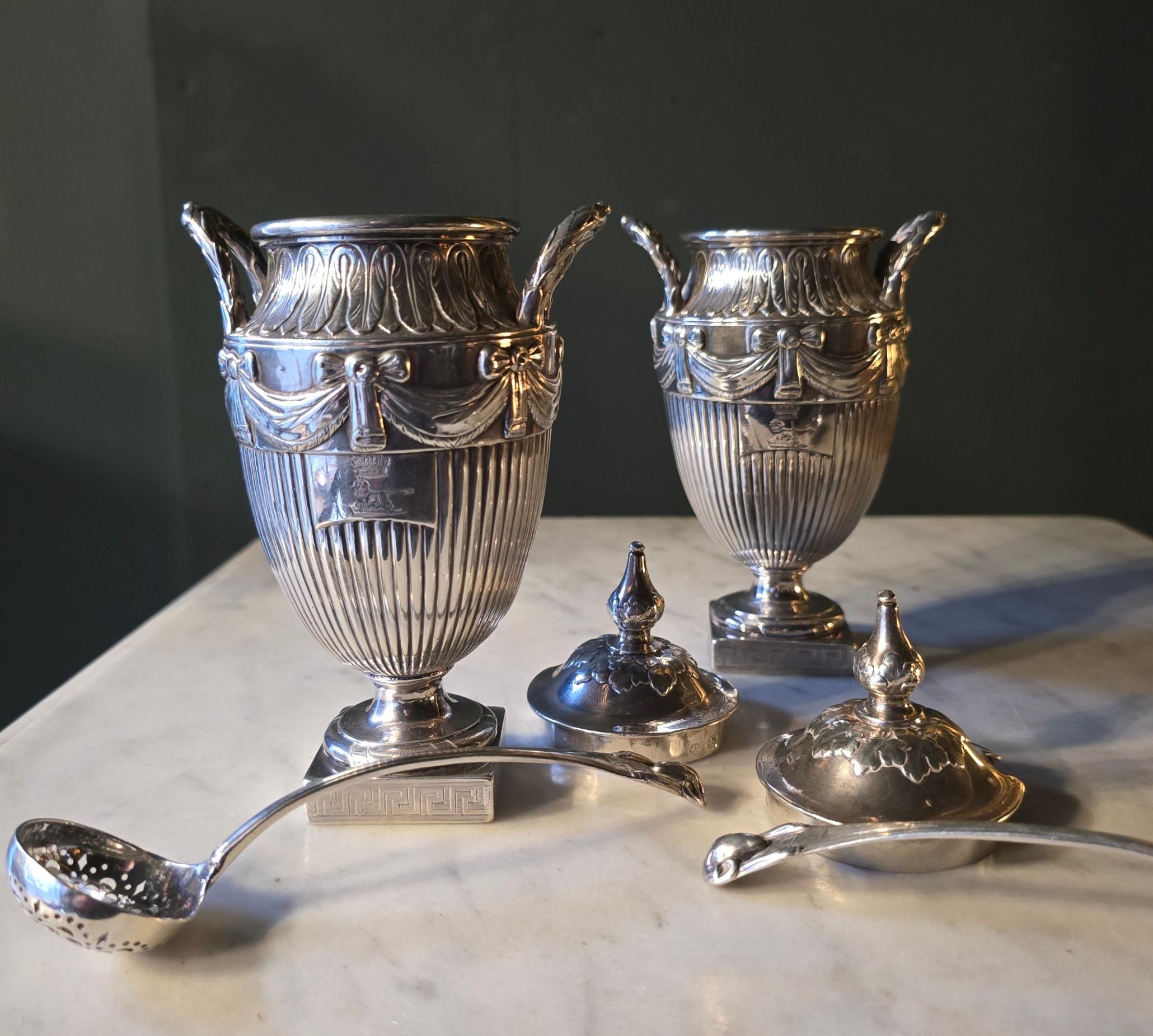Coppia di portaconfetti georgiani in argento massiccio con cucchiaio in vendita 4
