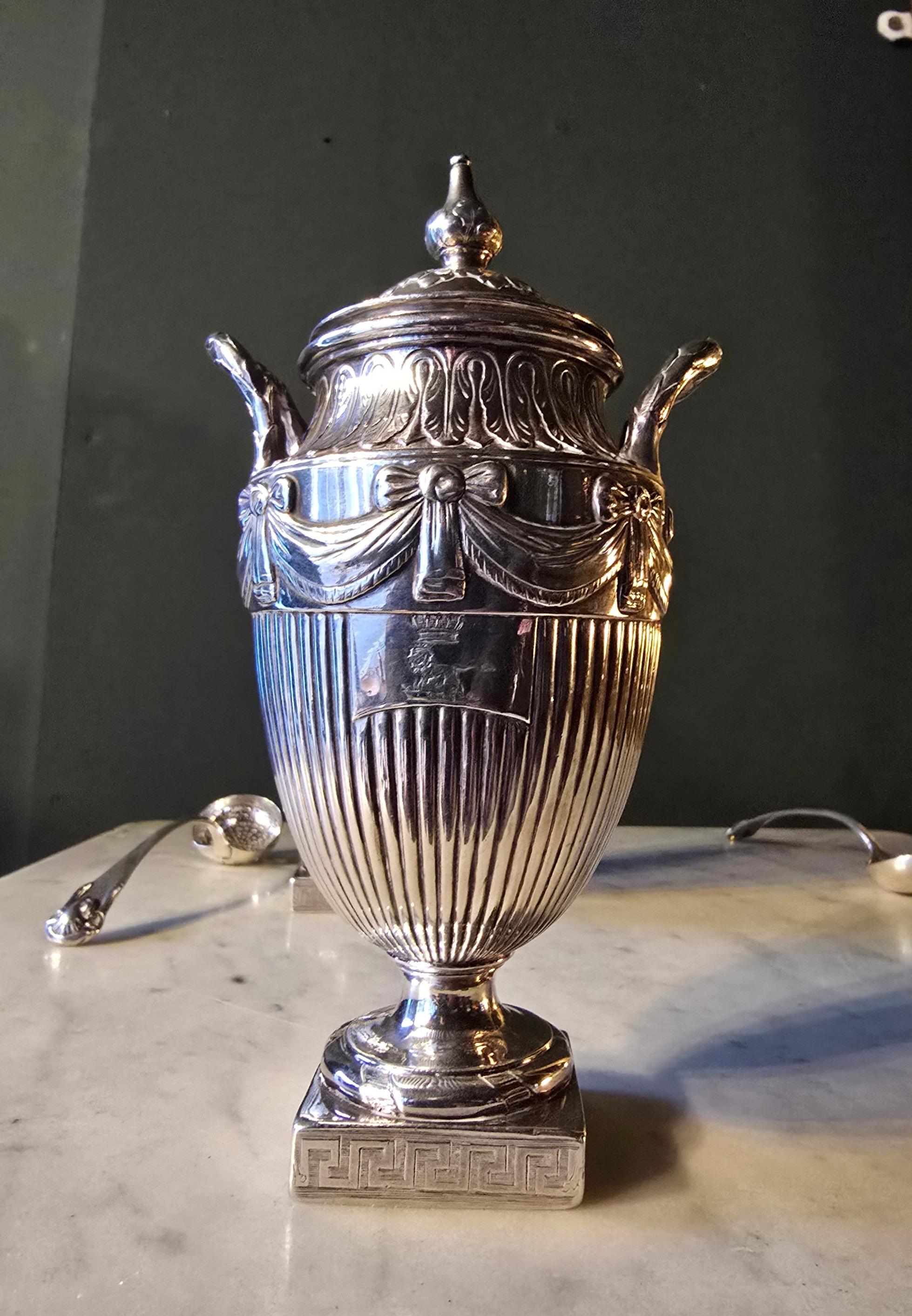 Coppia di portaconfetti georgiani in argento massiccio con cucchiaio in vendita 6