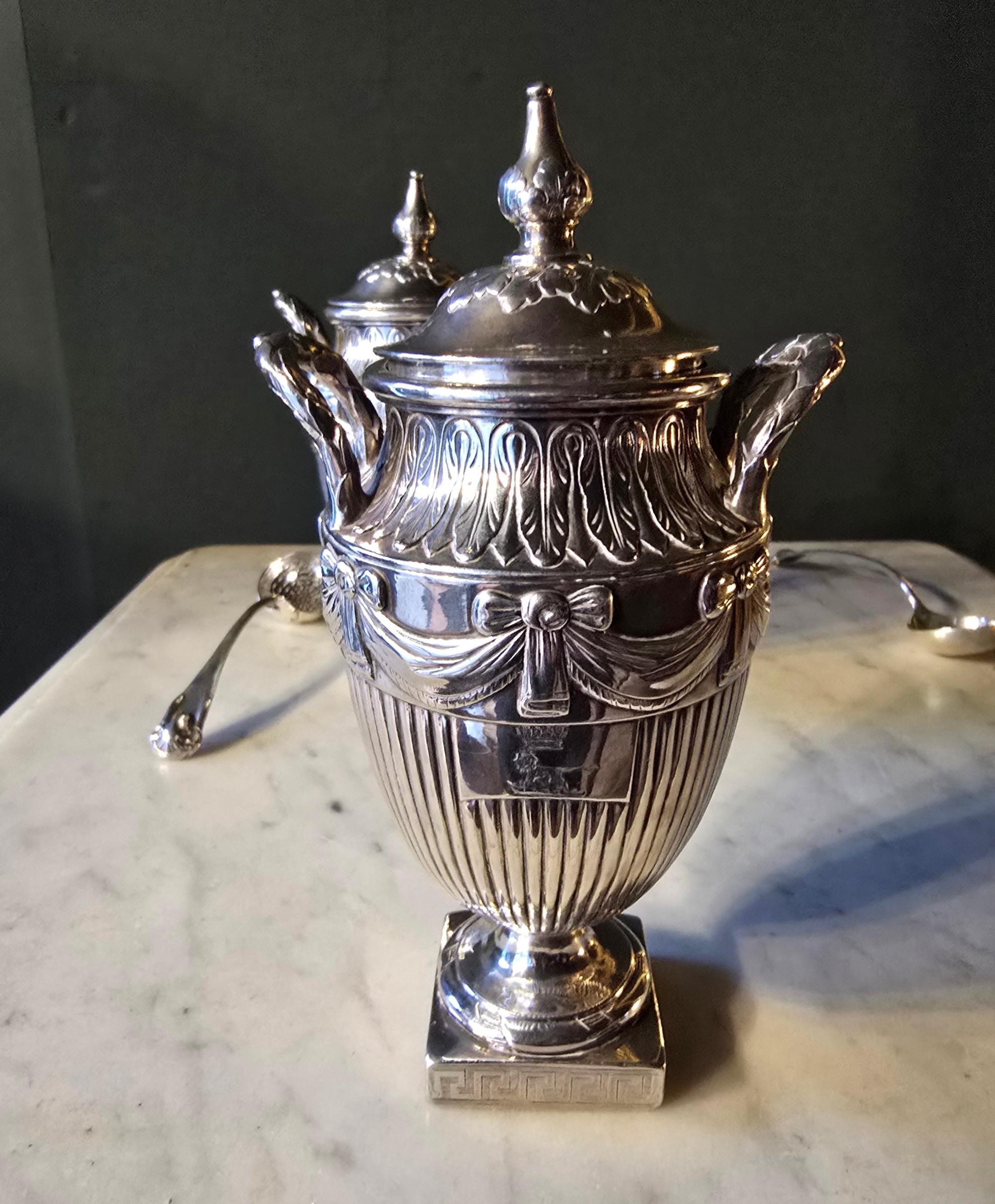 Coppia di portaconfetti georgiani in argento massiccio con cucchiaio in vendita 7