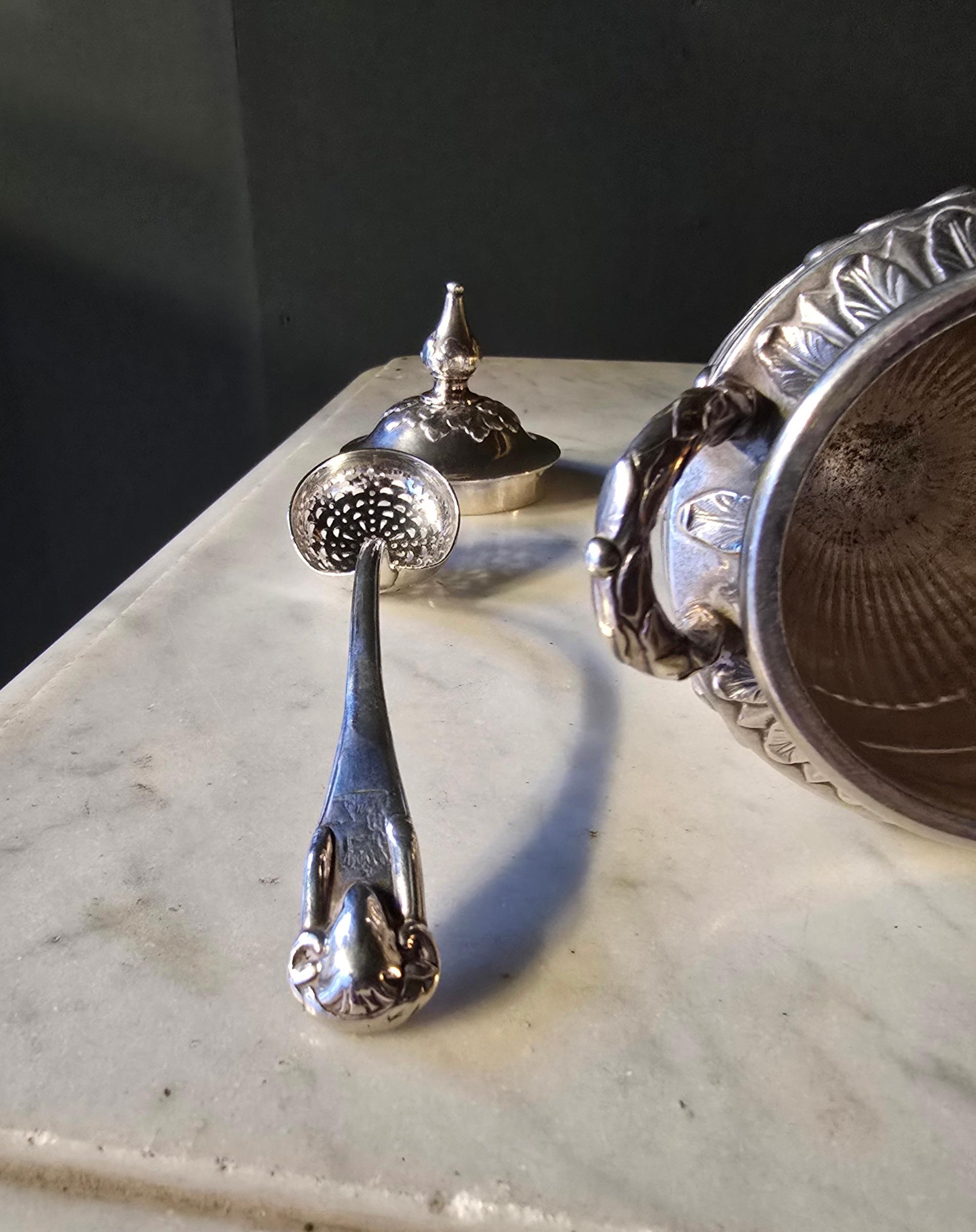 Coppia di portaconfetti georgiani in argento massiccio con cucchiaio in vendita 9