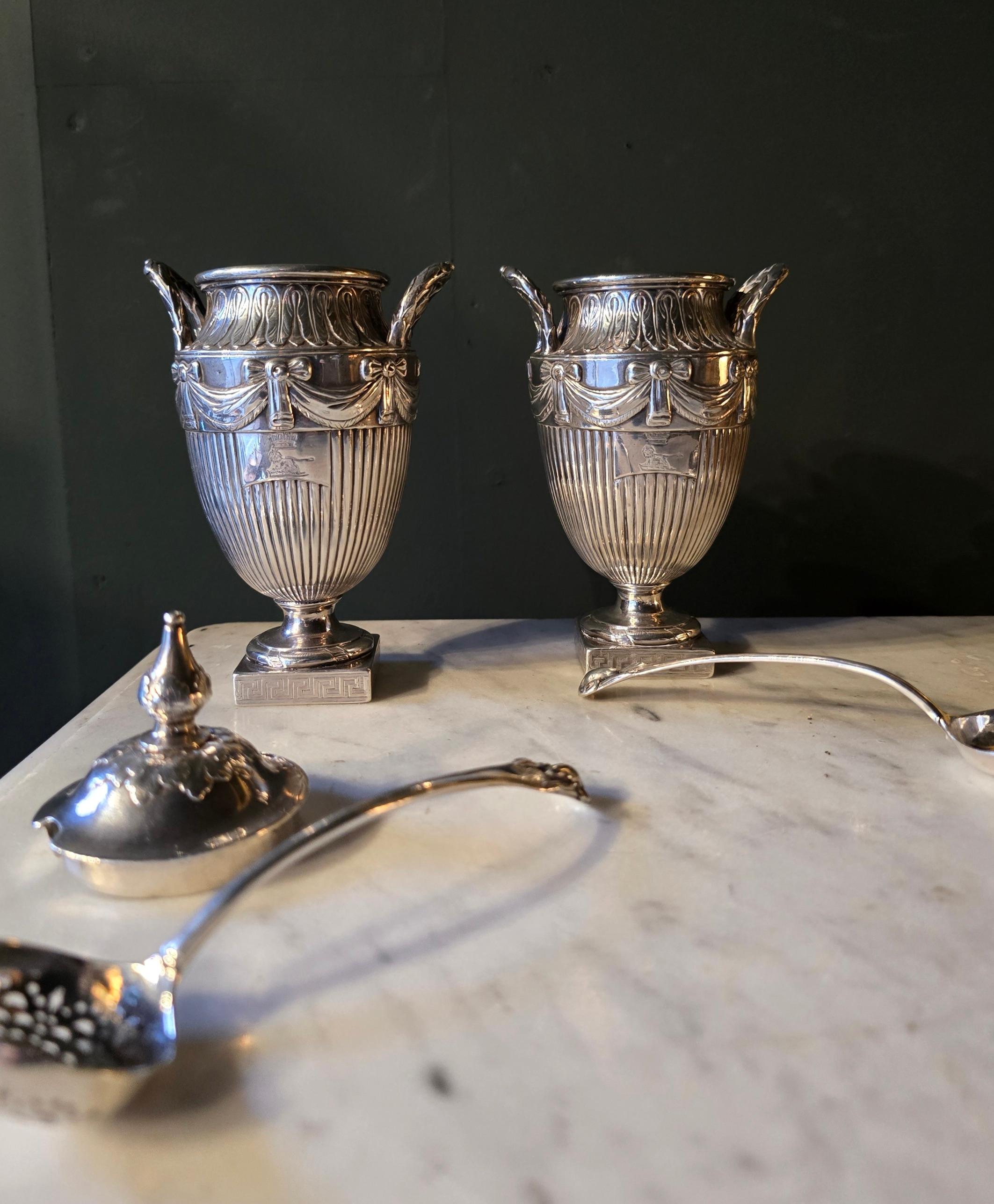 Coppia di portaconfetti georgiani in argento massiccio con cucchiaio in vendita 10