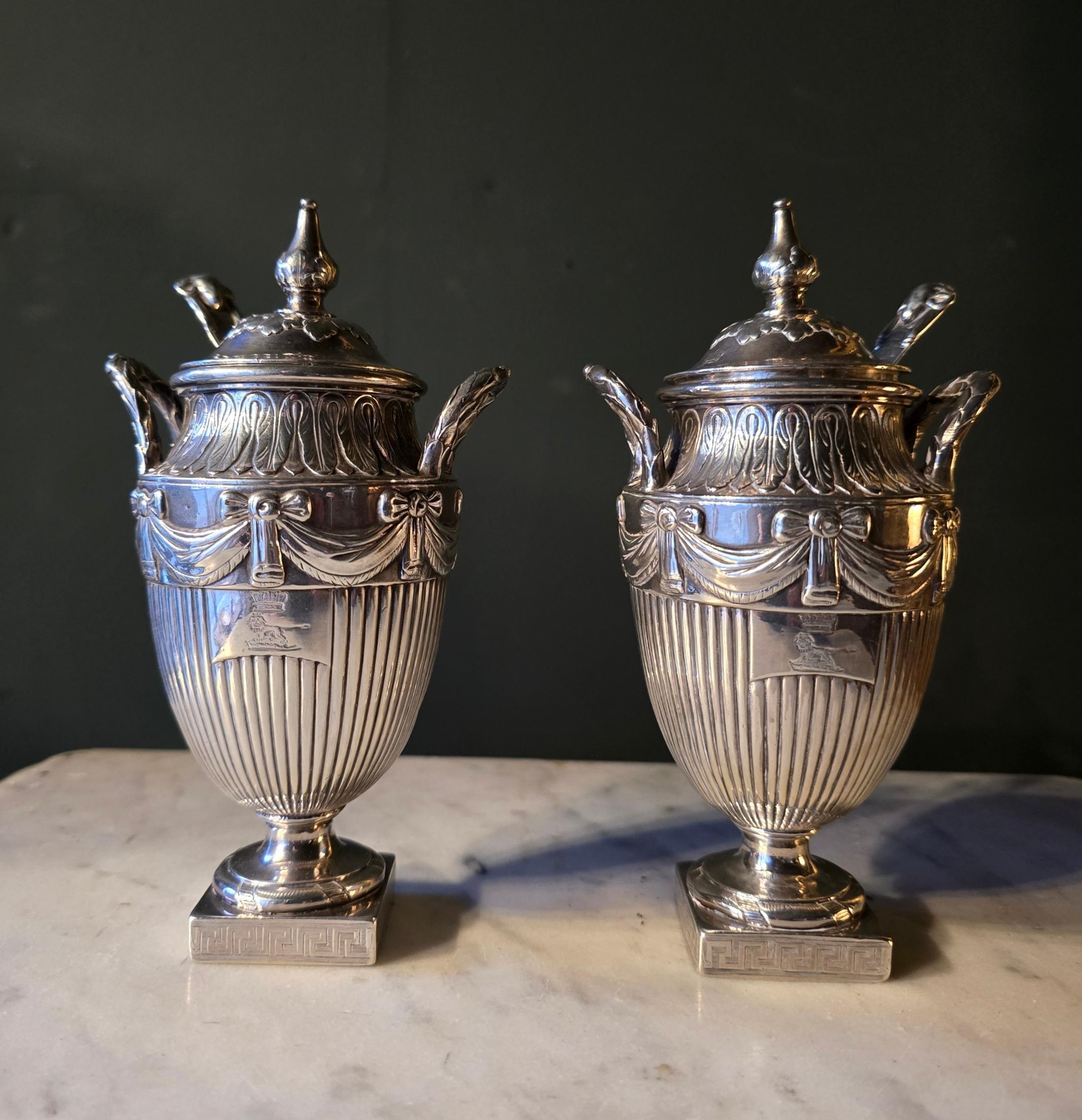 Neoclassico Coppia di portaconfetti georgiani in argento massiccio con cucchiaio in vendita