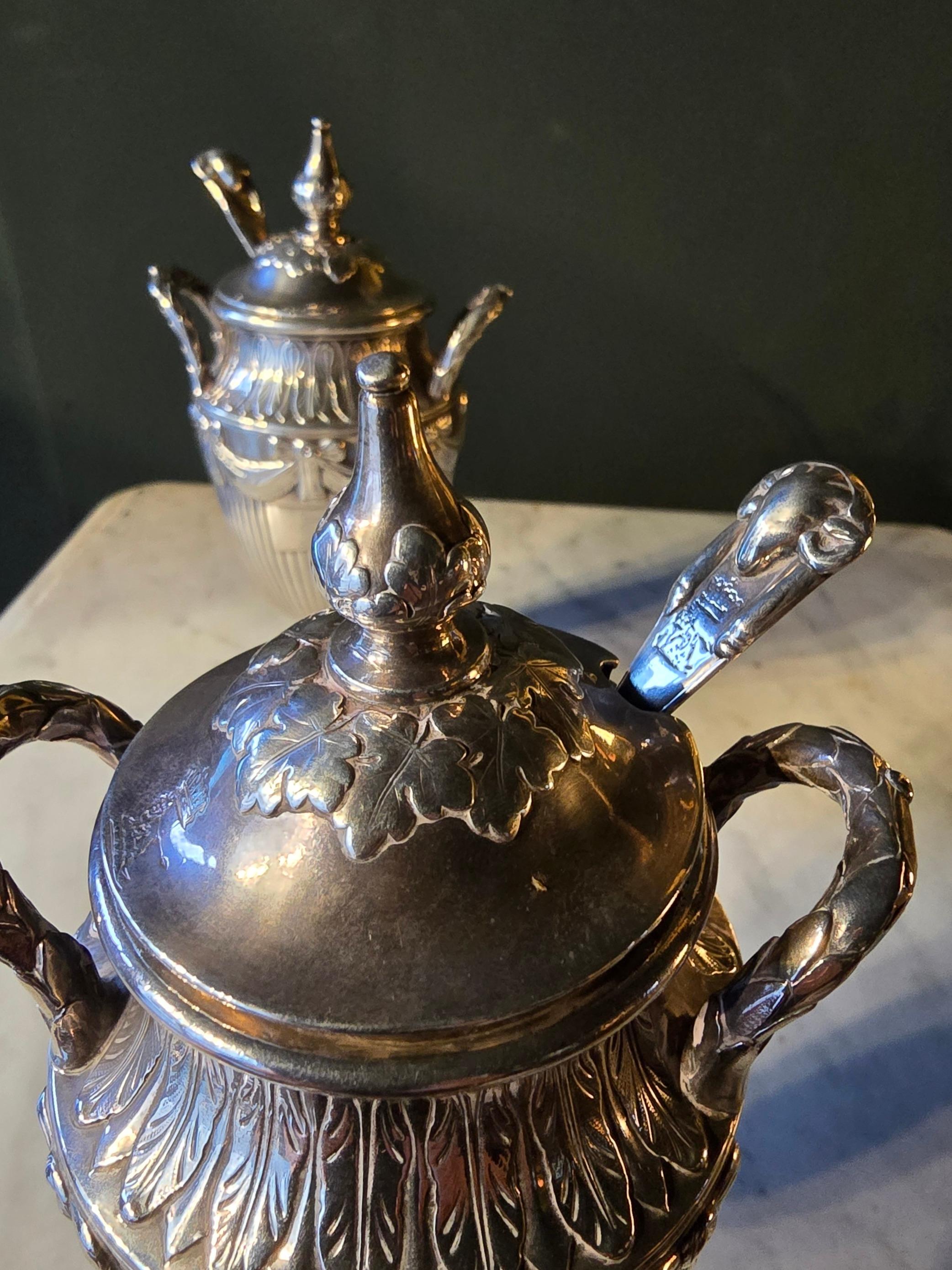 Inglese Coppia di portaconfetti georgiani in argento massiccio con cucchiaio in vendita