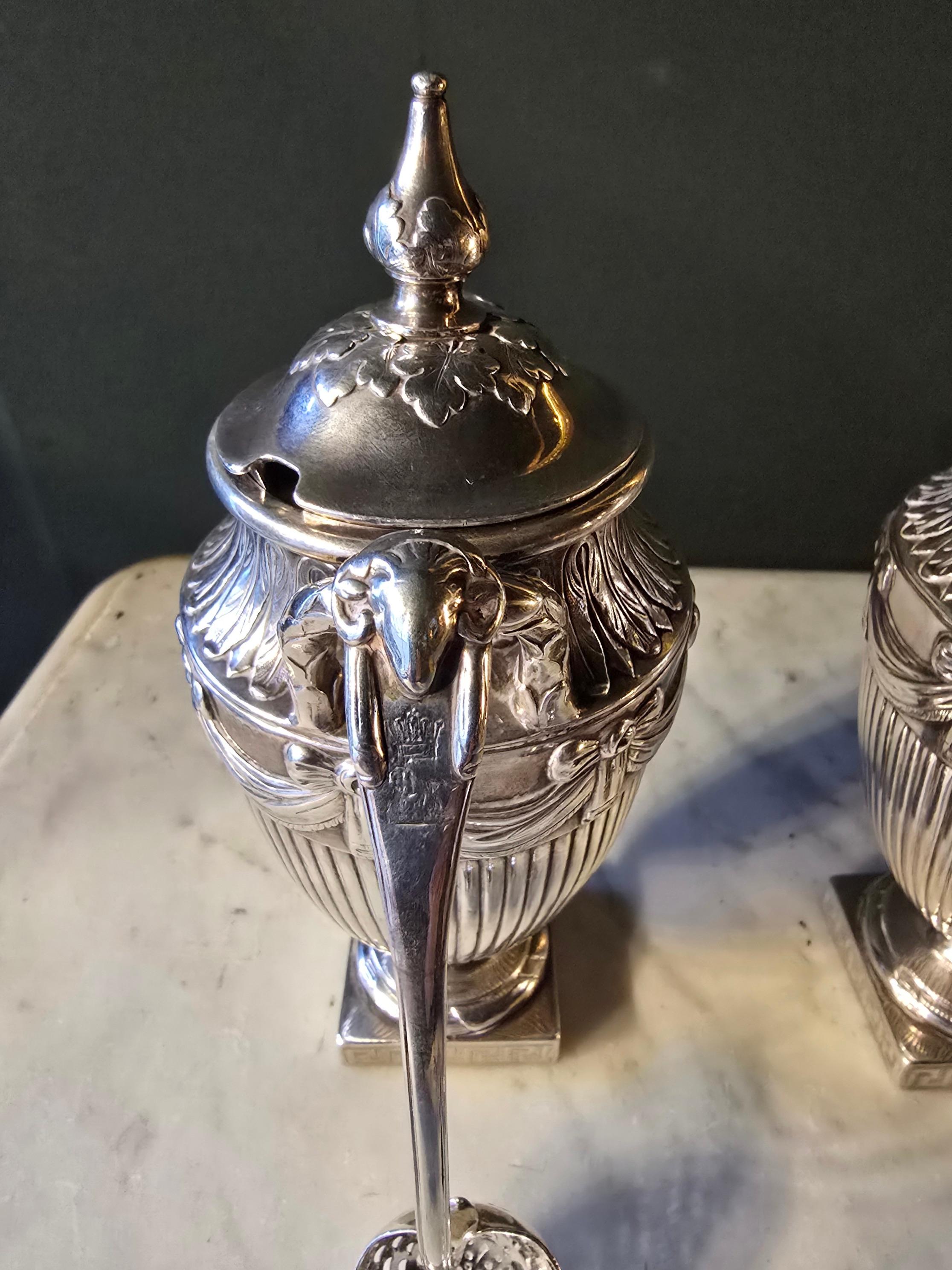 Calco Coppia di portaconfetti georgiani in argento massiccio con cucchiaio in vendita