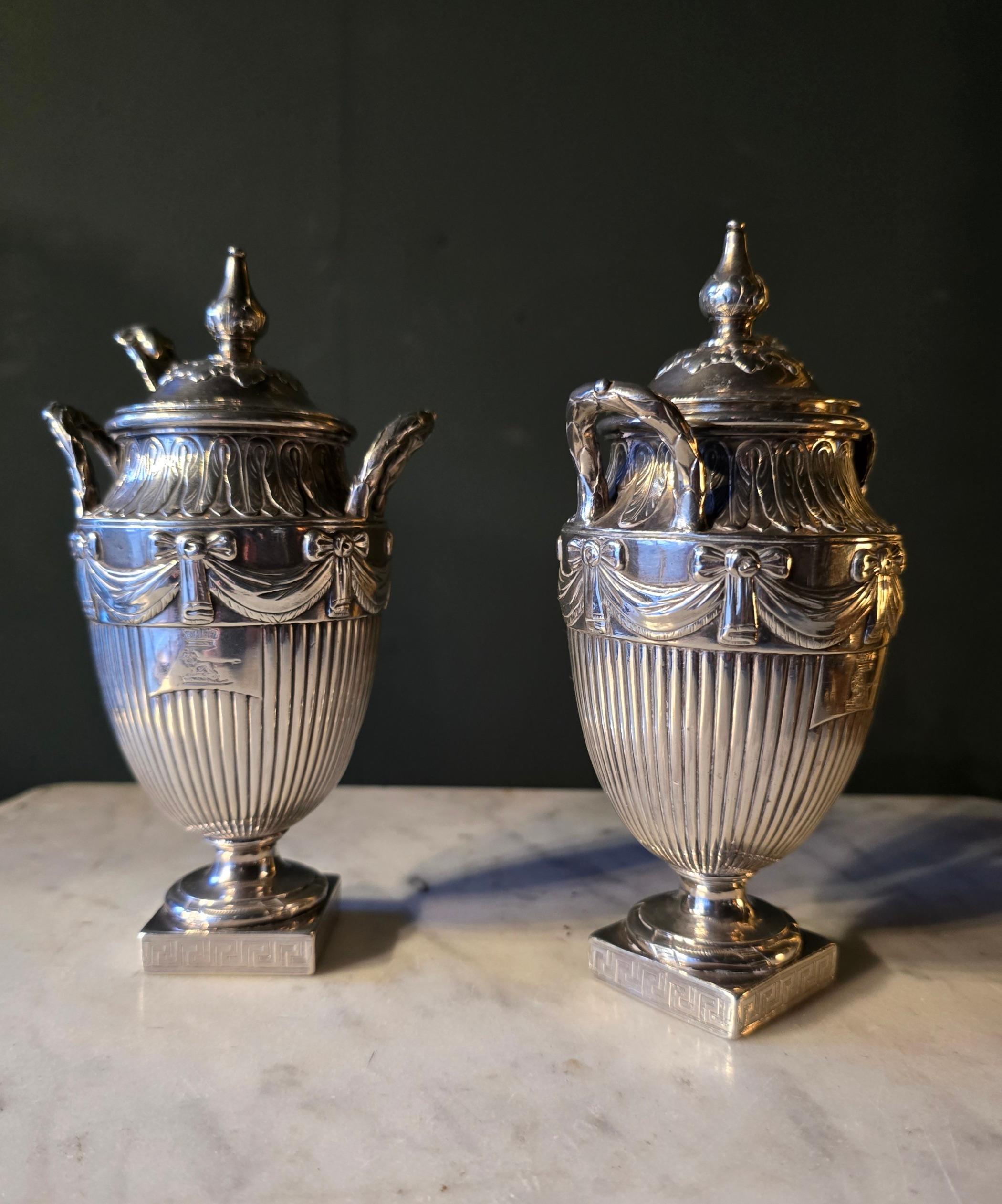 Coppia di portaconfetti georgiani in argento massiccio con cucchiaio In condizioni buone in vendita a Kingsbridge, GB