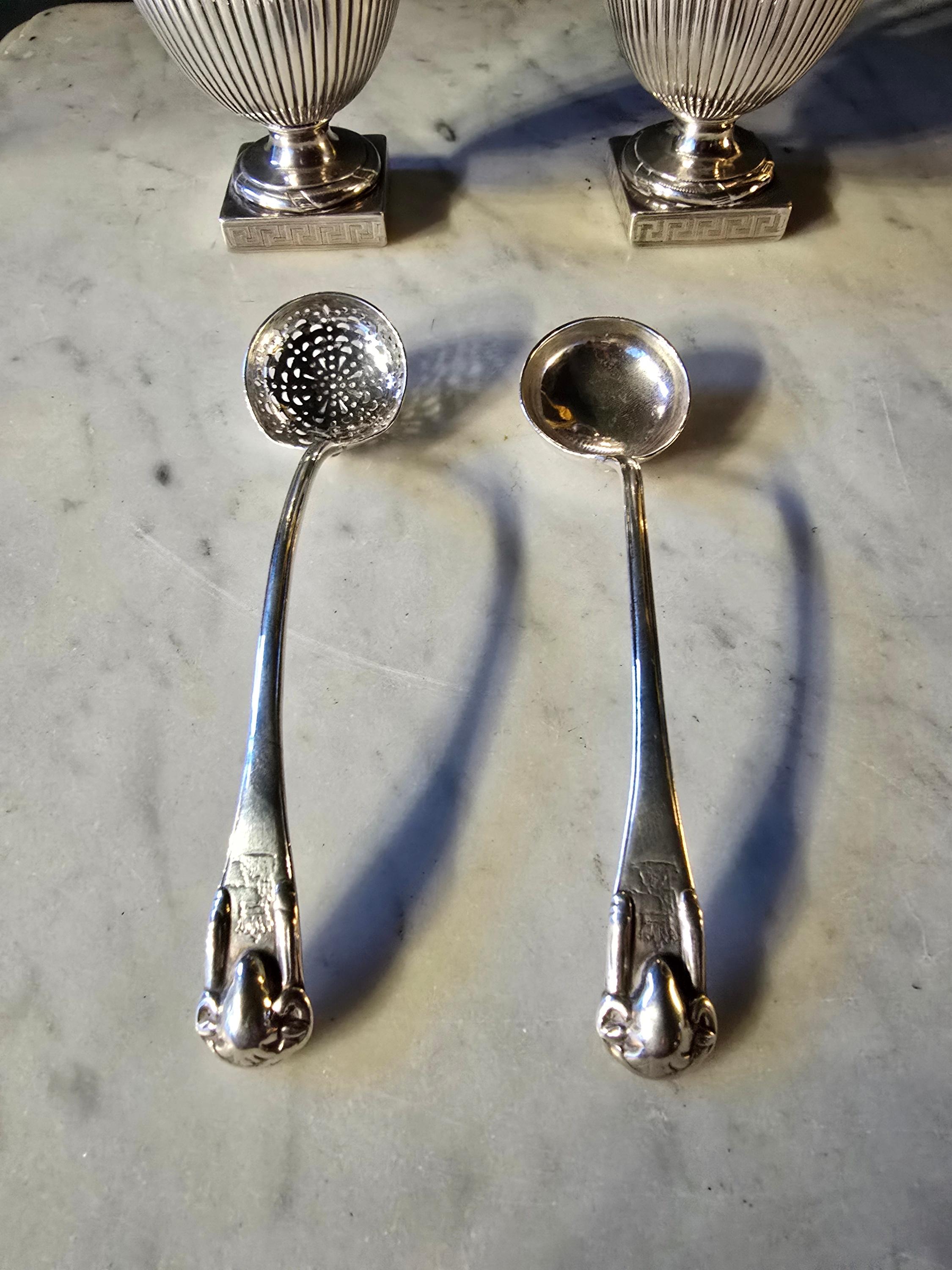 Fine XVIII secolo Coppia di portaconfetti georgiani in argento massiccio con cucchiaio in vendita