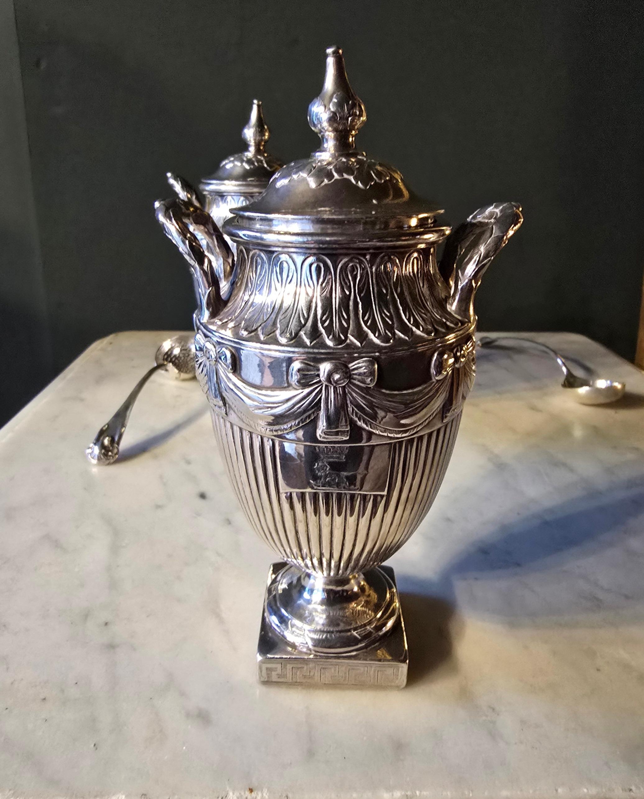 Argento Coppia di portaconfetti georgiani in argento massiccio con cucchiaio in vendita