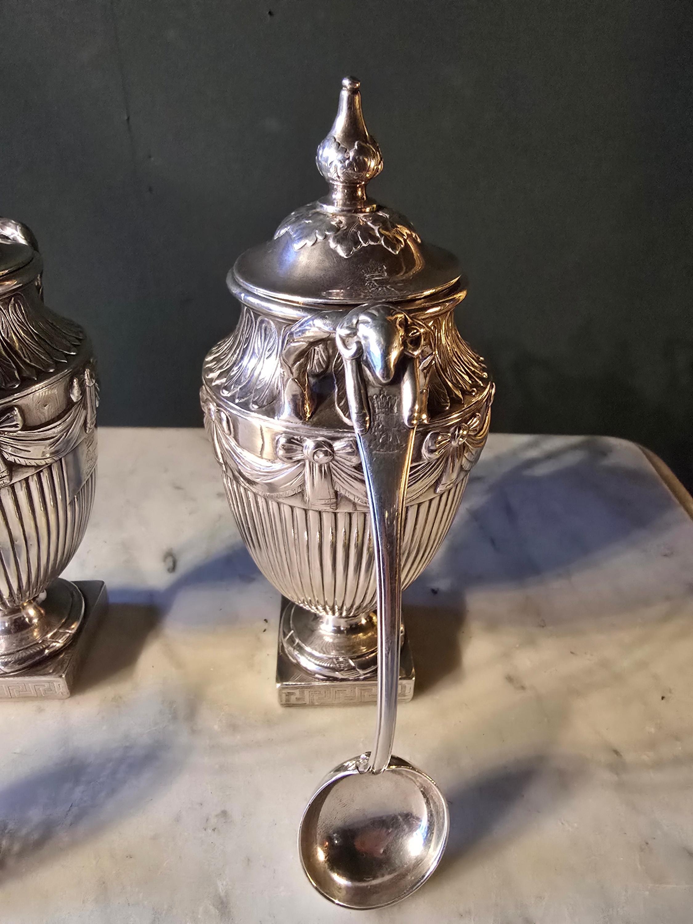 Coppia di portaconfetti georgiani in argento massiccio con cucchiaio in vendita 1