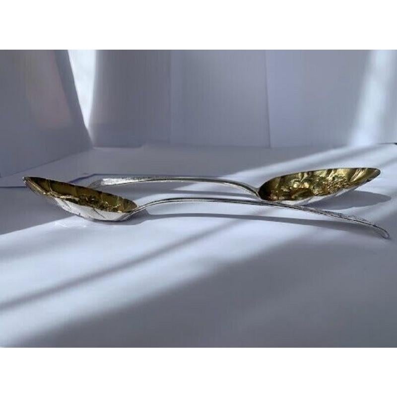 Pair of Georgian Sterling Silver and Gilt Fruit Serving Spoons, 1815 In Excellent Condition For Sale In London, GB