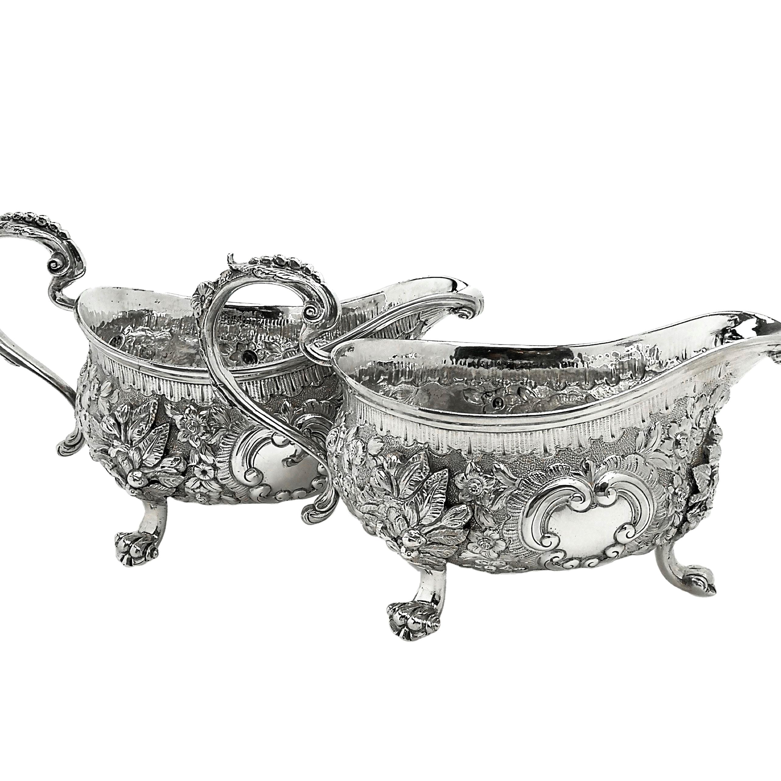 English Pair of Georgian Sterling Silver Sauce Boats / Gravy Jugs George IV, 1820 For Sale