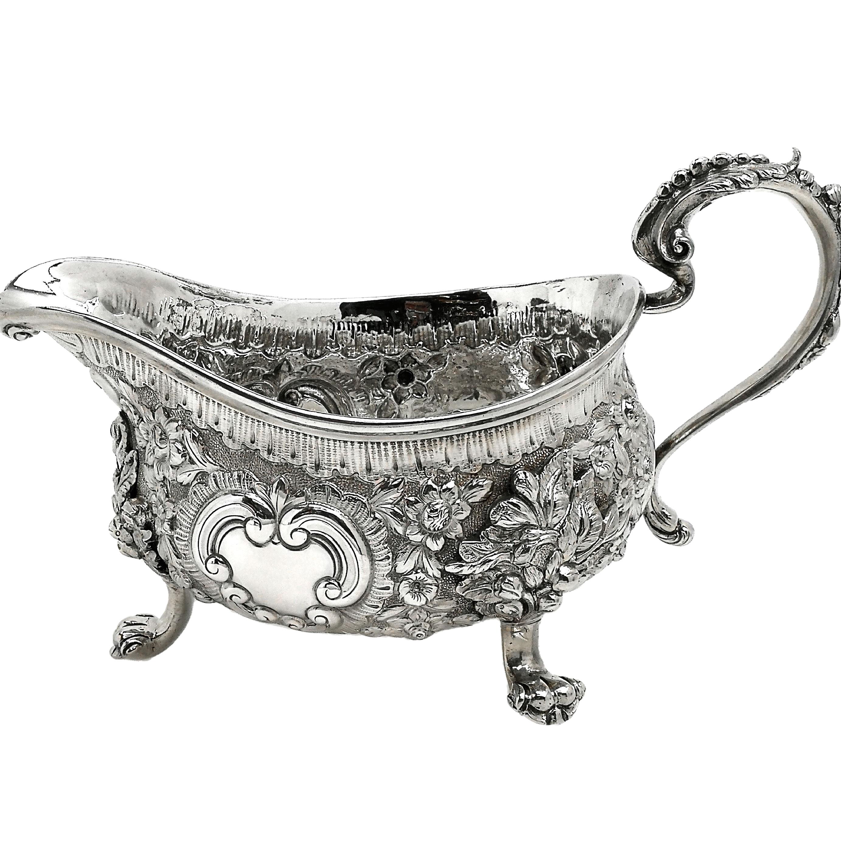 19th Century Pair of Georgian Sterling Silver Sauce Boats / Gravy Jugs George IV, 1820 For Sale