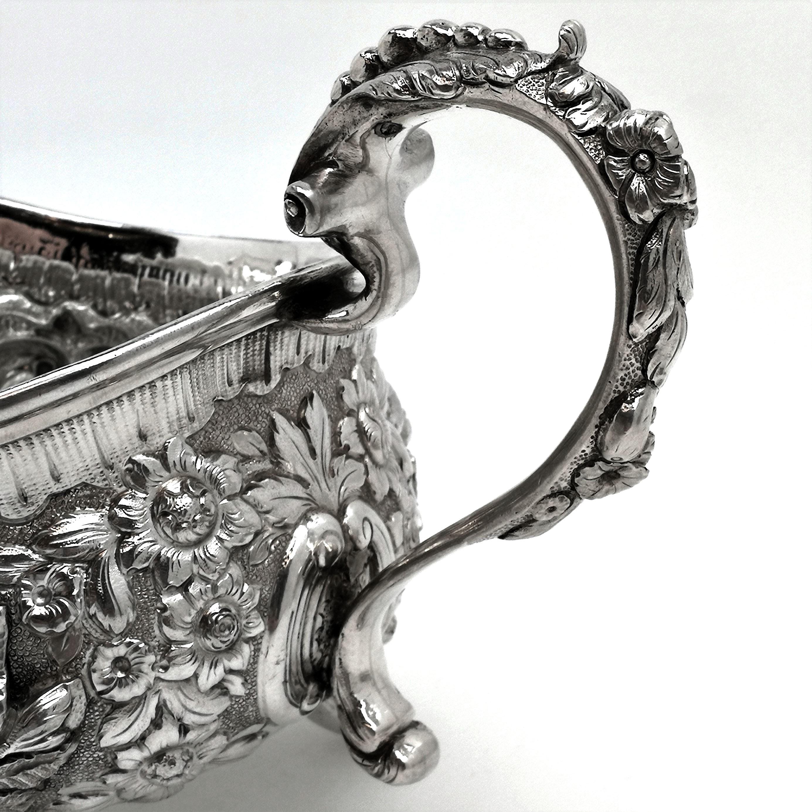 Pair of Georgian Sterling Silver Sauce Boats / Gravy Jugs George IV, 1820 For Sale 2