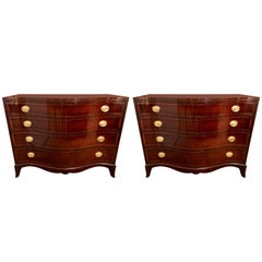 Paire de commodes de style géorgien en acajou avec façade en serpentin par Fancher Furn