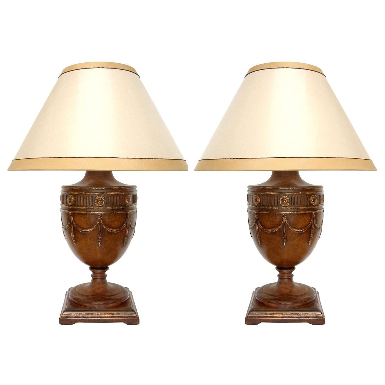 Ein Paar Designer-Tischlampen aus geschnitztem Nussbaumholz im georgianischen Stil von Randy Esada im Angebot